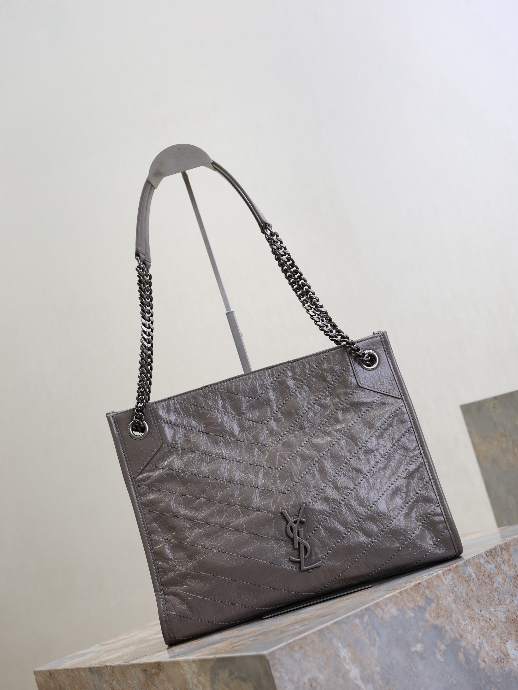 灰色·
Niki shopping bag_
意大利進口抓皺油蠟牛皮，五金是全牛皮包裹，工藝十分精湛！包袋中間有磁吸扣，保障了包包使用的安全性；內里有一拉鍊隔層及敞口插槽設計可放手機及零錢卡片，方便拿取，不會出現因為是大包而出現找不到東西的情況；包包自重非常輕，容量又足夠大，公文包、旅行包、購物袋、媽媽包隨意切換，實用性爆表！
型号：577999
尺寸：33x27x11.5cm