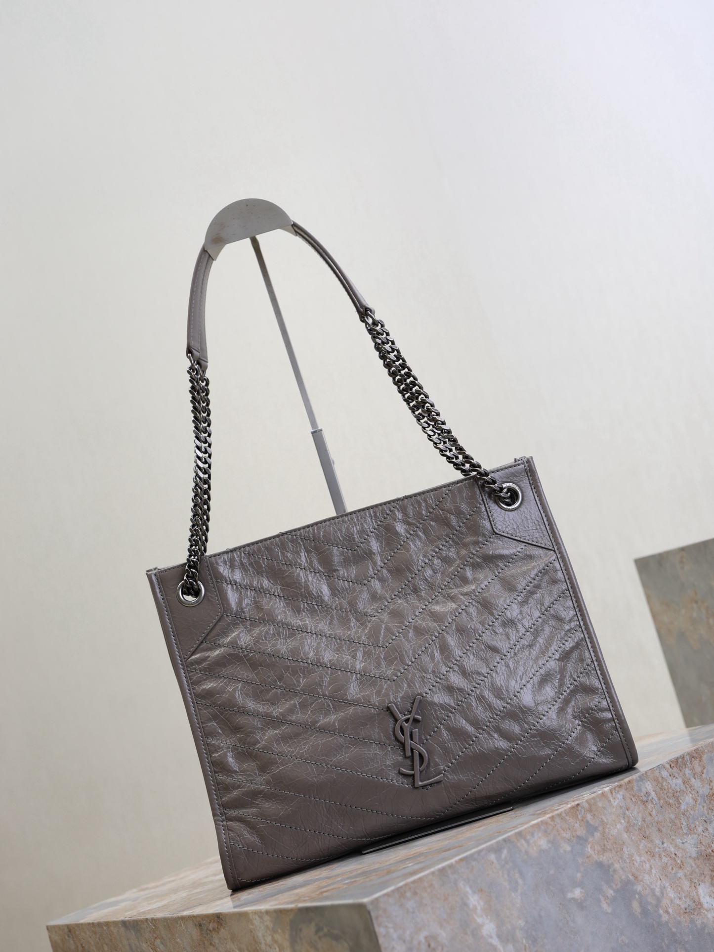 灰色·
Niki shopping bag_
意大利進口抓皺油蠟牛皮，五金是全牛皮包裹，工藝十分精湛！包袋中間有磁吸扣，保障了包包使用的安全性；內里有一拉鍊隔層及敞口插槽設計可放手機及零錢卡片，方便拿取，不會出現因為是大包而出現找不到東西的情況；包包自重非常輕，容量又足夠大，公文包、旅行包、購物袋、媽媽包隨意切換，實用性爆表！
型号：577999
尺寸：33x27x11.5cm