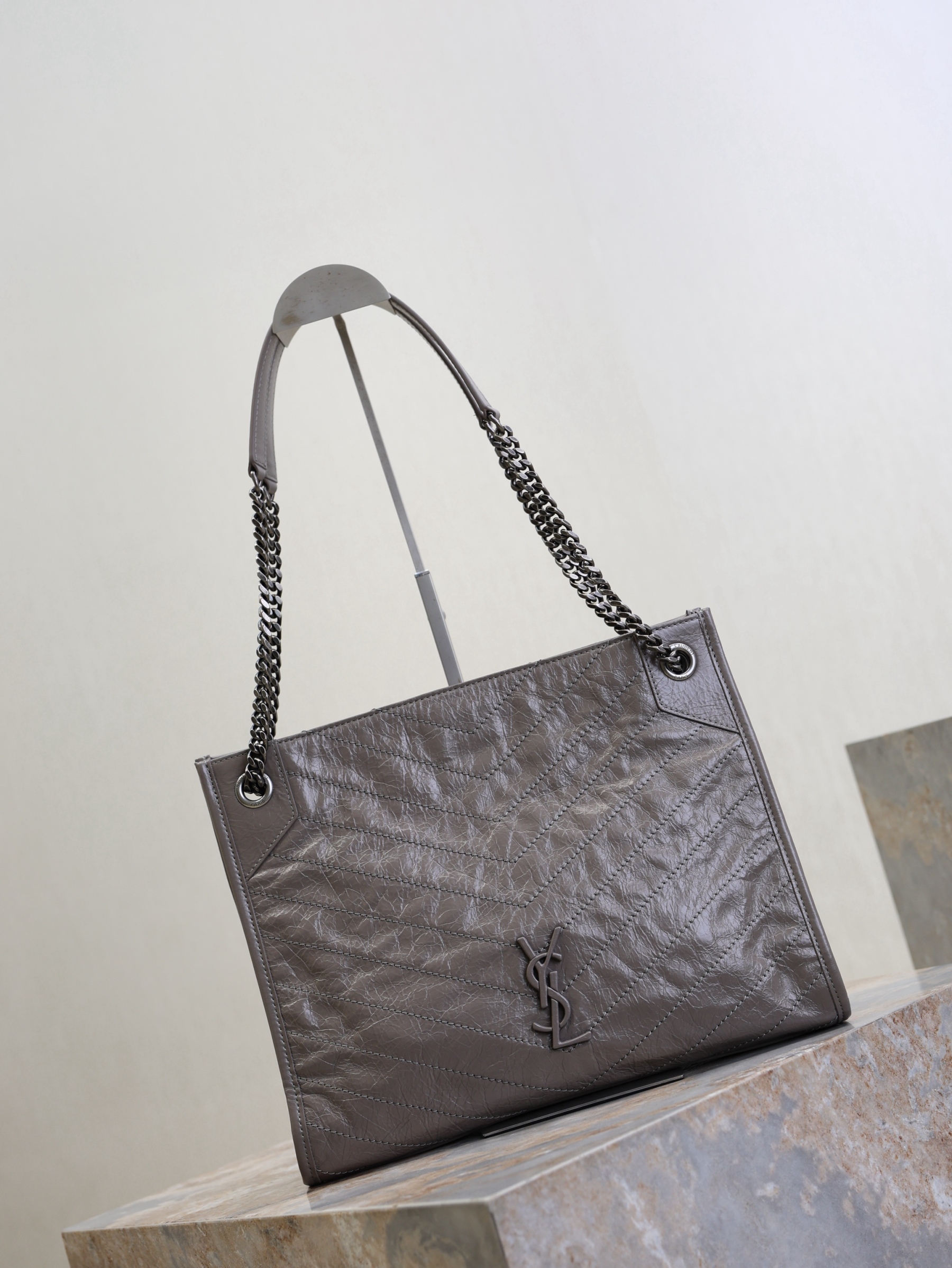 灰色·
Niki shopping bag_
意大利進口抓皺油蠟牛皮，五金是全牛皮包裹，工藝十分精湛！包袋中間有磁吸扣，保障了包包使用的安全性；內里有一拉鍊隔層及敞口插槽設計可放手機及零錢卡片，方便拿取，不會出現因為是大包而出現找不到東西的情況；包包自重非常輕，容量又足夠大，公文包、旅行包、購物袋、媽媽包隨意切換，實用性爆表！
型号：577999
尺寸：33x27x11.5cm