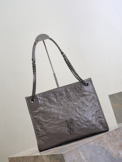 灰色·
Niki shopping bag_
意大利進口抓皺油蠟牛皮，五金是全牛皮包裹，工藝十分精湛！包袋中間有磁吸扣，保障了包包使用的安全性；內里有一拉鍊隔層及敞口插槽設計可放手機及零錢卡片，方便拿取，不會出現因為是大包而出現找不到東西的情況；包包自重非常輕，容量又足夠大，公文包、旅行包、購物袋、媽媽包隨意切換，實用性爆表！
型号：577999
尺寸：33x27x11.5cm