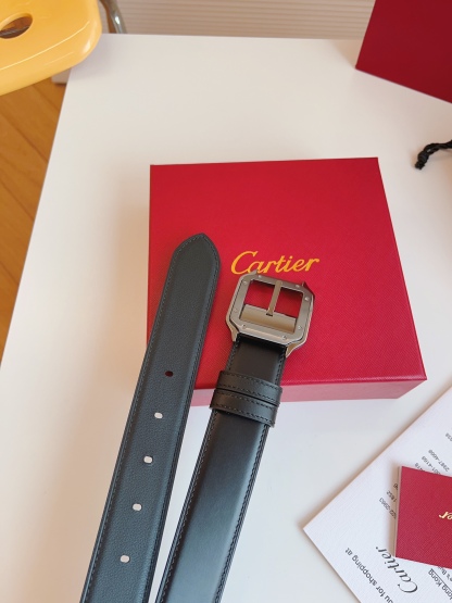 
Cartier（卡地亚）凭借匠心杰作展现与众不同的美感，融合精湛工艺与经典设计，演绎隽永风格；潇洒不羁，果敢独立！此款式易搭配服饰；休闲正装两相宜。皮带宽度：35mm