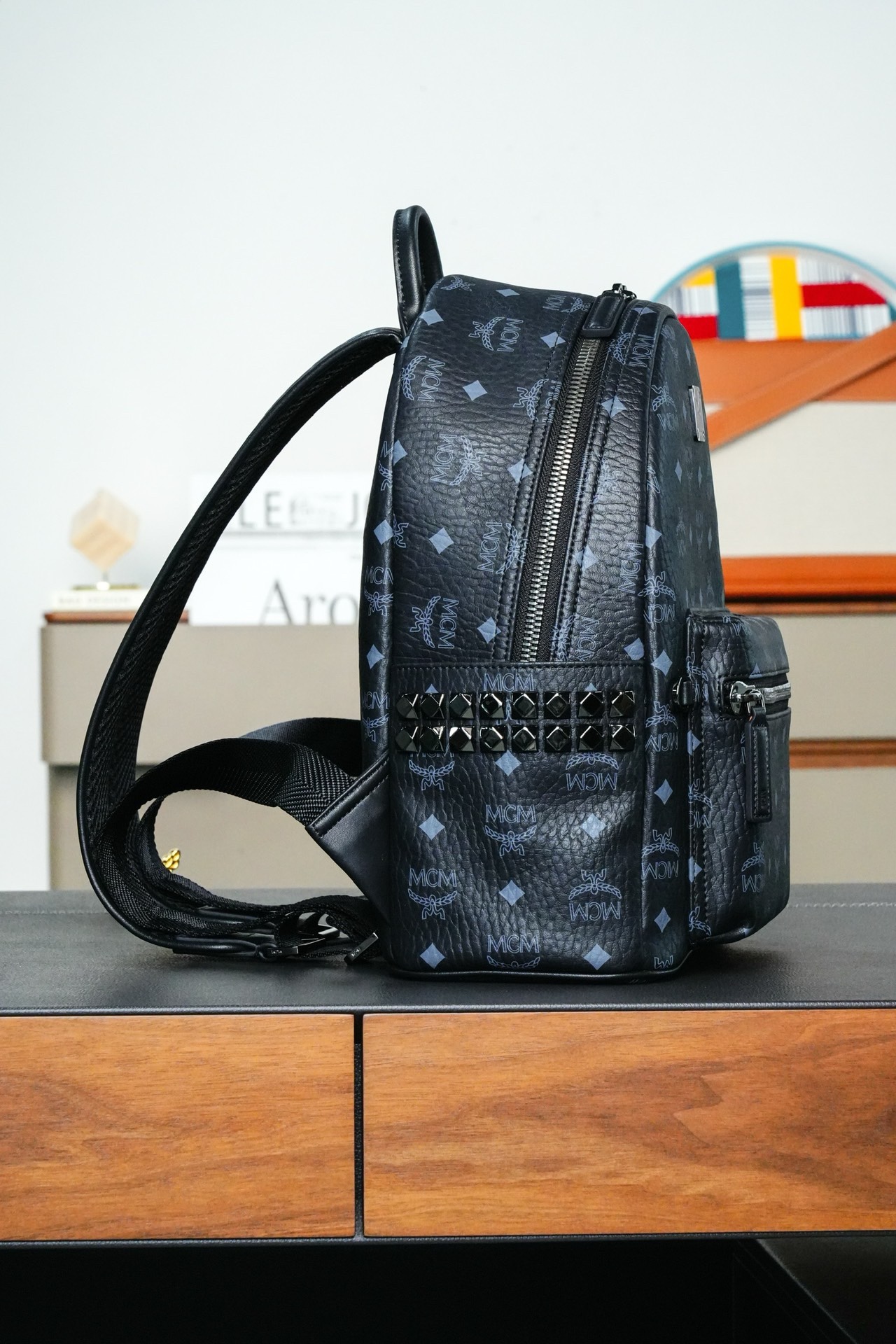 ⚠️®全新升级®𝙈𝘾𝙈 𝙎𝙩𝙖𝙚𝙠 𝙑𝙞𝙨𝙚𝙩𝙤𝙨
实拍黑色小号#铆钉双肩包老花满印黑色标志性的 Visetos 黑色涂层 # 结构化设计拥有宽敞的内部空间和金字塔形铆钉饰边 造型风格前卫 # 男女同款包 # 背包里的黑酷天花板