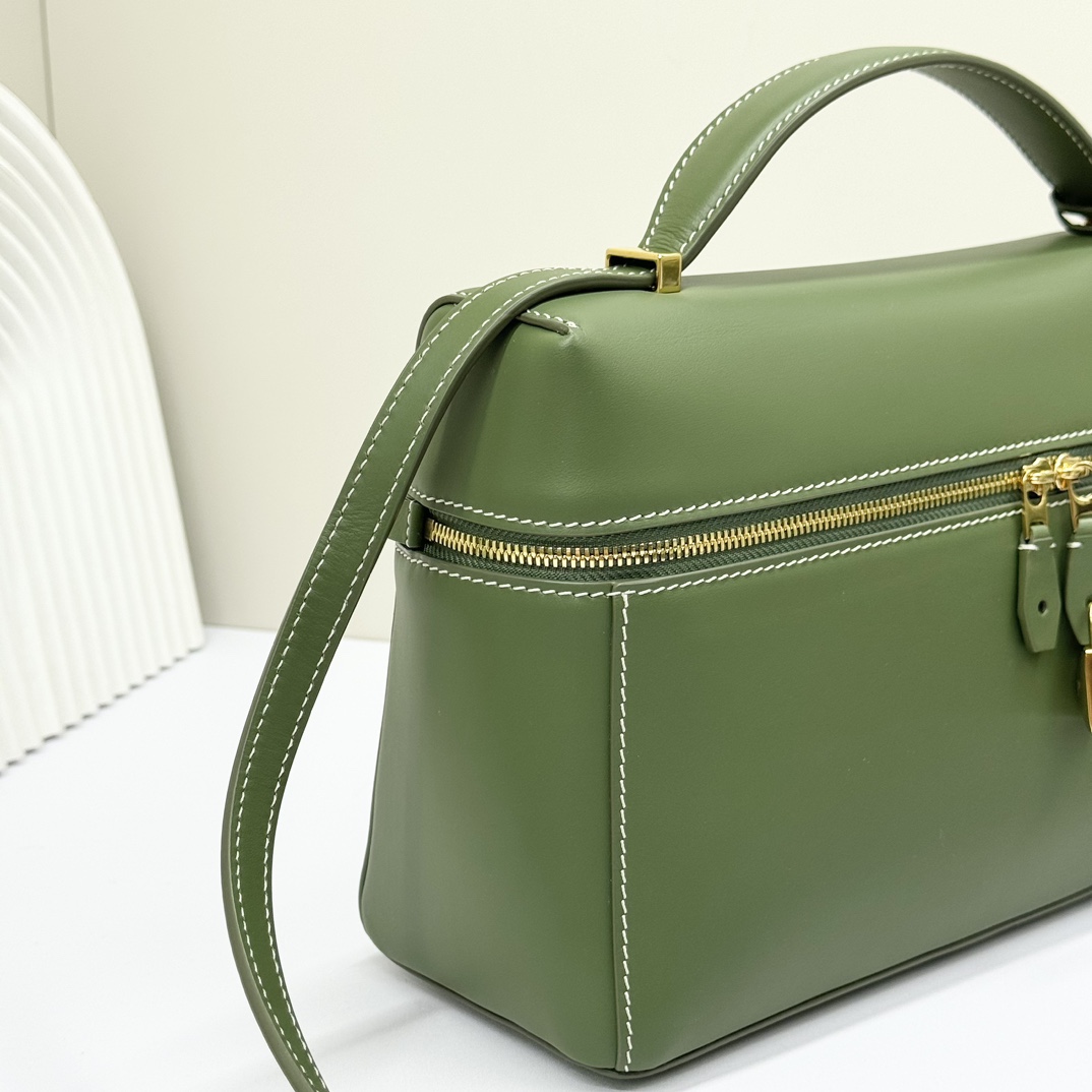 𝓛𝓸𝓻𝓸 𝓟𝓲𝓪𝓷𝓪 諾悠翩雅
𝑬𝒙𝒕𝒓𝒂 𝑩𝒂𝒈 𝑳𝟐𝟕 
寬開口加大容量斜挎包，包型設計更立體更有型，包身採用進口原廠小牛皮，手感柔軟而獨特，包包內部結構多了內袋。雙向加長拉鍊開合，配有My Charms金色金屬掛飾（LP特級純鋼五金配件）
size：27*16*10釐米
配全套專櫃禮盒包裝🎁