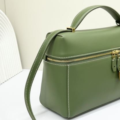 𝓛𝓸𝓻𝓸 𝓟𝓲𝓪𝓷𝓪 諾悠翩雅
𝑬𝒙𝒕𝒓𝒂 𝑩𝒂𝒈 𝑳𝟐𝟕 
寬開口加大容量斜挎包，包型設計更立體更有型，包身採用進口原廠小牛皮，手感柔軟而獨特，包包內部結構多了內袋。雙向加長拉鍊開合，配有My Charms金色金屬掛飾（LP特級純鋼五金配件）
size：27*16*10釐米
配全套專櫃禮盒包裝🎁