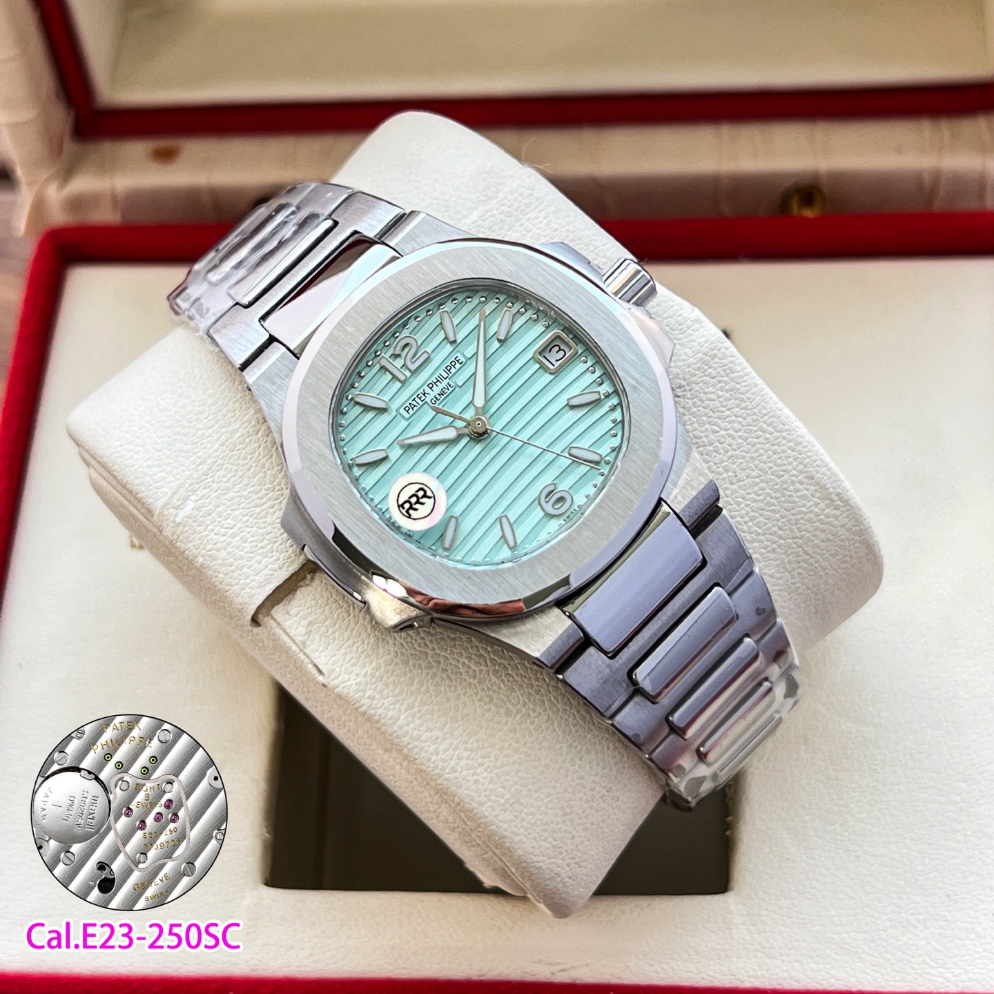 RRR廠聯合瑞士設計師耗時兩年，重金打造天花板PP鸚鵡螺7010系列！原版起模還原數據，達到1：1精細對版。
亮點1️⃣
秒殺市面絕大多數石英女表，搭載🫱🏻🫱🏻（瑞士原裝Cal.E 23-250SC機芯）🫲🏻🫲🏻絕無僅有！0誤差0故障。
亮點2️⃣
字面採用瑞士鋁酸鍶鹽（無放射性）夜光塗層工藝，結合光學塗層增強吸光效率，延長余暉時間，還原原版姿態，讓佩戴者在夜晚更顯靚麗。
亮點3️⃣
原版尺寸：32mm直徑，6.9mm厚度。此款鸚鵡螺女款不僅擁有優雅運動風格，還增加了幾分柔美