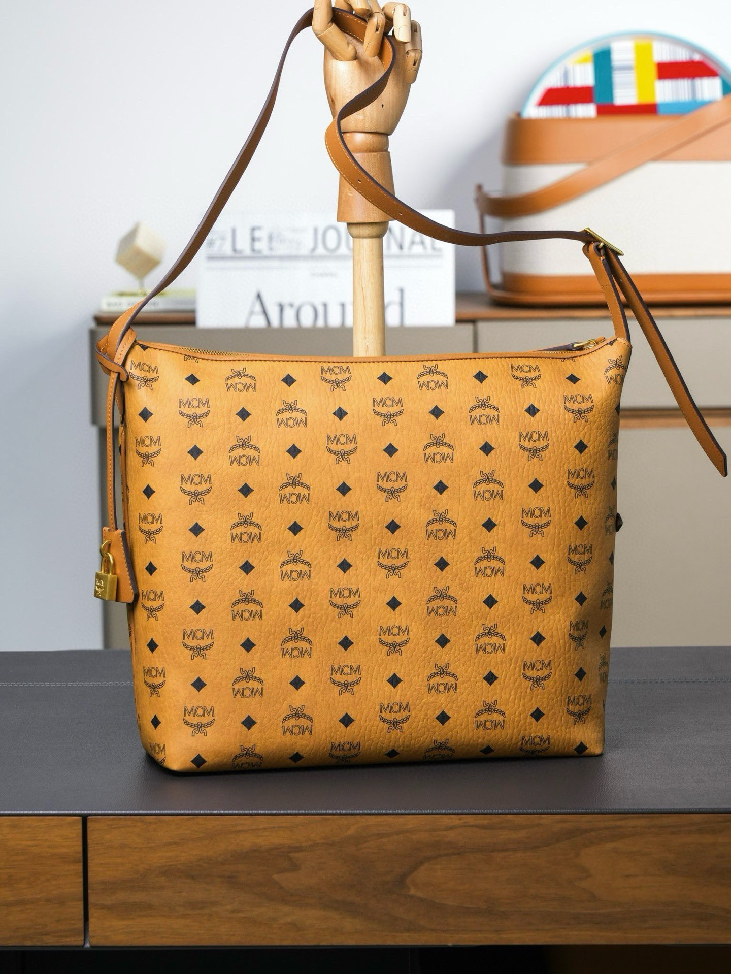 ®新品上市®官網同步
𝙈𝘾𝙈 𝘼𝙧𝙚𝙣 𝙃𝙤𝙗𝙤🆕新款
乾邑色大號#肩背包

·CP獨家出品｜乾邑色
這款Visetos Hobo包採用可調節皮革肩帶設計，並飾有帶掛鎖的皮革吊牌。
這款單品對經典的休閒款式進行了現代風的全新演繹，在柔軟與挺闊之間取得了理想的平衡。這款大號Aren Hobo肩背包採用了傳統MCM行李箱的設計元素，包括一個可拆卸皮革吊牌及雕花Logo掛鎖，達到錦上添花的效果。
