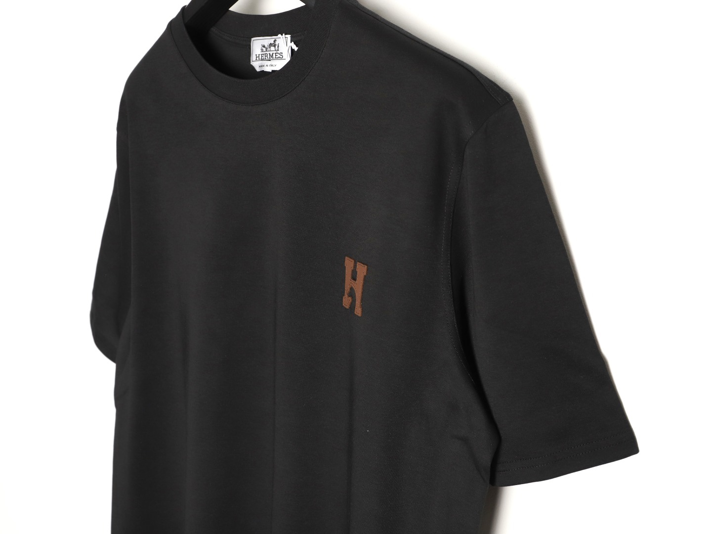 🔝HERMES愛瑪仕 真皮H字貼片短袖T恤
正品購入，21支洗後維斯棉190克，1*1羅紋230克，面料拼接，模板刺繡，定制1：1真皮皮標，定制1：1商標，寬松版型
B Size：S-XL