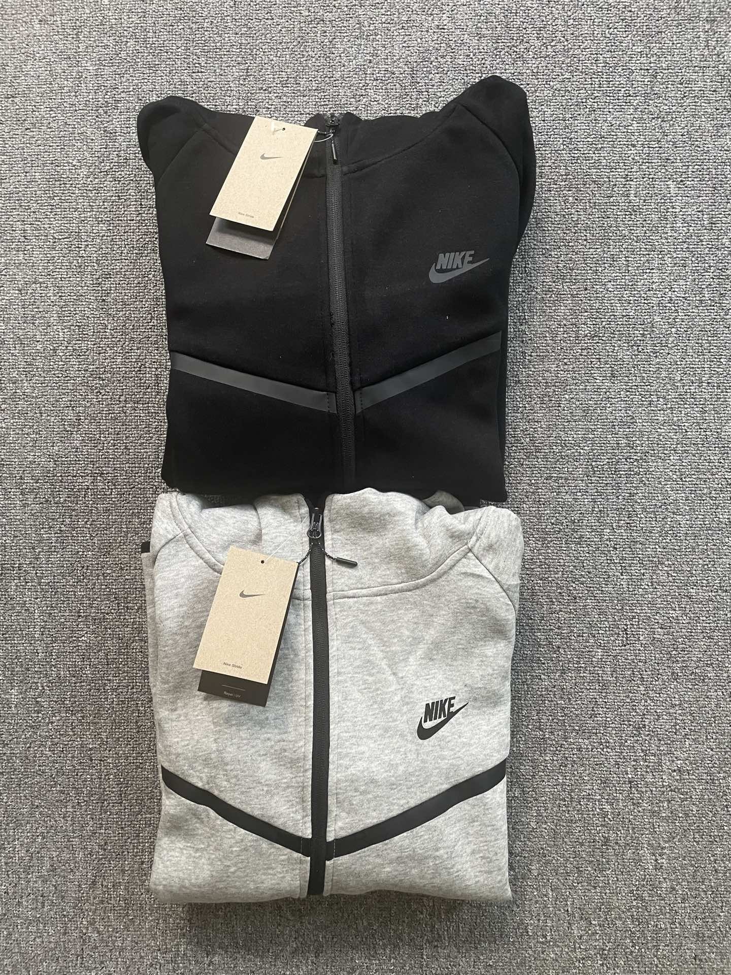 Nike耐克官方WINDRUNNER風行者系列男子連帽衫春季針織衛衣！
貨號：HV0950
頂級品質，申州原廠空氣層廠面料，品質炸裂，妥妥的爆款！注意：此款非4490貨號！

Nike Tech Windrunner男子全長拉鍊開襟連帽衫，後面小勾

亞洲標準版型，立體裁剪，不挑身材，不挑年齡，一款很舒適百搭的拉鍊外套！

顏色：黑色  灰色
尺碼:M L XL XXL

尺碼參考:

        衣長  胸圍  下擺  袖長

M       69    53     52     78