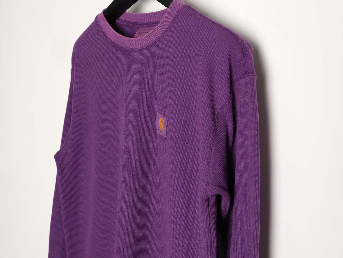 🔝Carhartt 卡哈特 華夫格洗長袖T恤 
定織定染華夫格面料 面料特殊性很大縮水性以及版型都需要考慮在內 控制的縮率都是經過3道工序 第一道面料洗水 第二道面料烘乾 第三道酵素洗 三道後的控制縮率幾乎已經達到最佳狀態
尺碼：S-XL