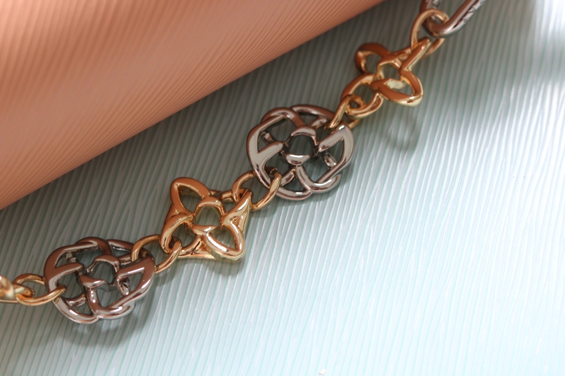 原版品質[玫瑰]歡迎貨比三家[玫瑰]款號：50391/22773/22774/23074/22768[玫瑰][玫瑰][玫瑰]本款Twist中號手袋將品牌標誌性Monogram花卉精巧融入裝飾鏈條，與雙色鎖扣相互呼應，優雅詮釋當季 TwistedFlowers主題。內貼袋之一配有可拆卸鏡子。
23x17x9.5釐米(長度x高x寬) Epi粒面皮革牛皮革飾邊牛皮革內襯金屬件
LVTwist扭鎖
內貼袋，配有可拆卸鏡子後側內貼袋
大號前內袋配有拉鍊袋肩帶:可拆卸，可調節包帶半長:350釐米
