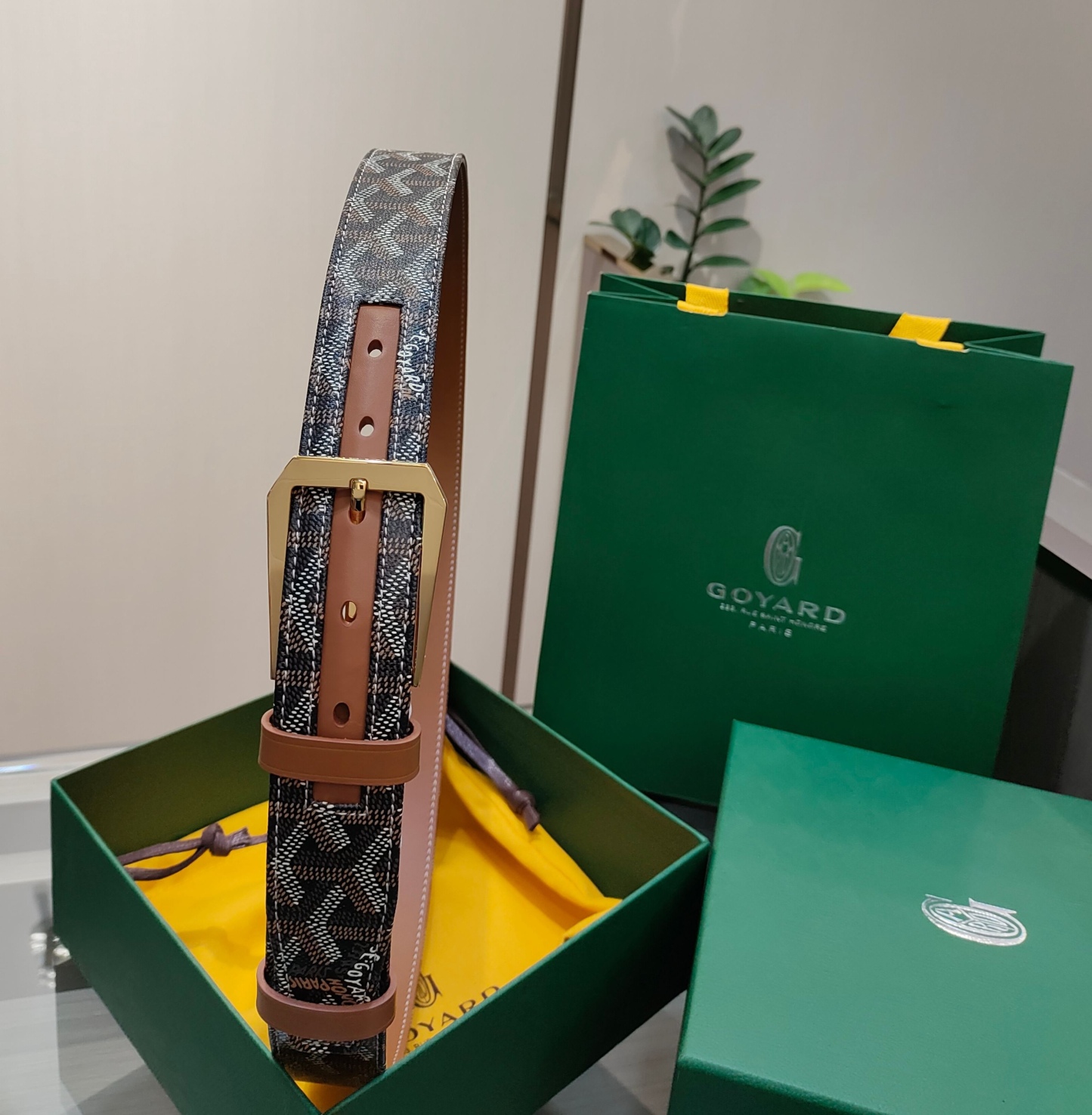 
Goyard(戈雅)腰帶源於法國奢侈品牌，設計風格簡約低調，腰帶身有標誌性帆布搭配進口頭層牛皮，腰帶扣採用簡約精品鋼扣，延續品牌的低調奢華，帶身寬度3.4CM，適用商務休閒日常佩戴。