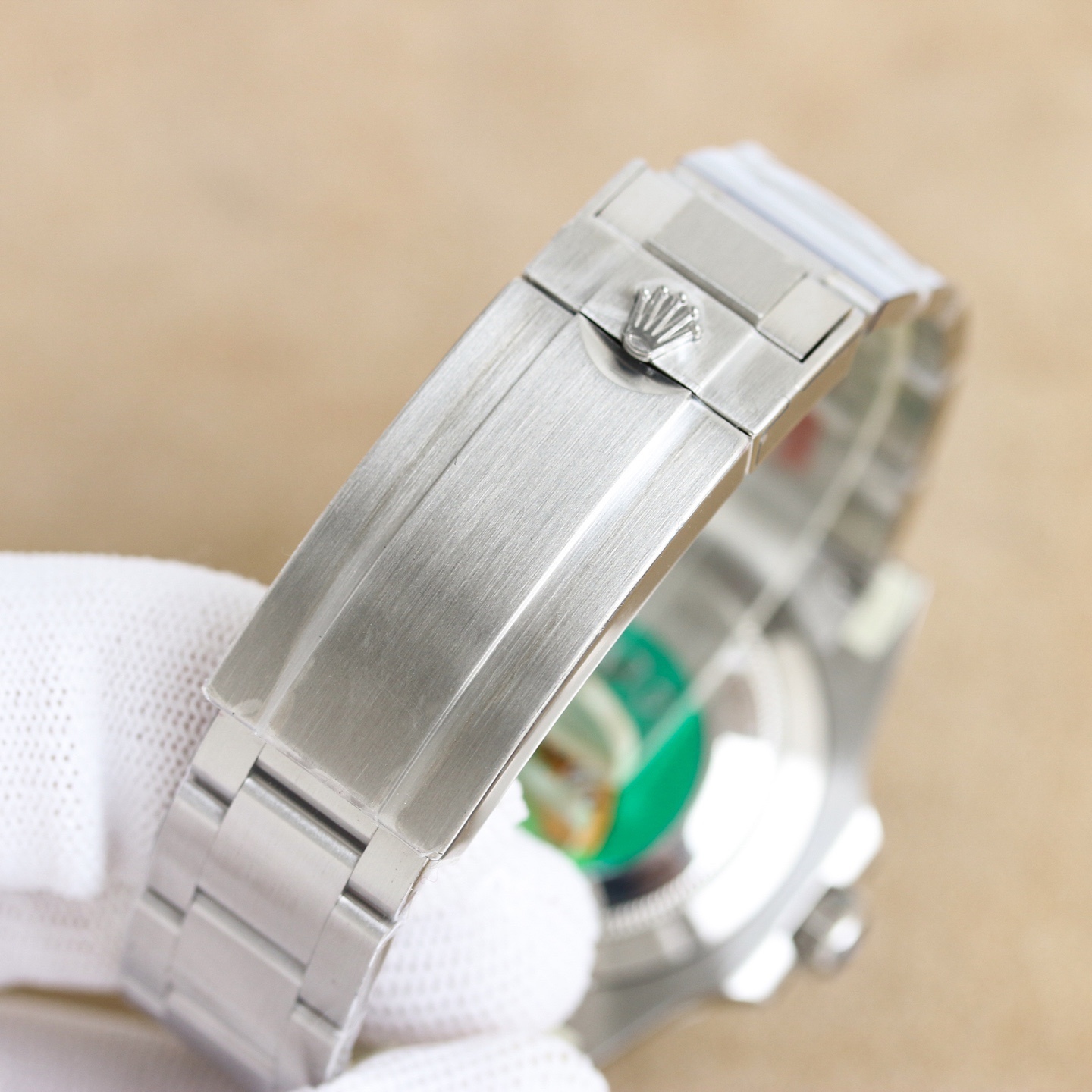 第四代 BLAKEN 款水鬼系列：間金黑勞力士的暗夜傳奇
 
一、巔峰之作，酷炫呈現
 
- BLAKEN 高級改裝水鬼系列，專為追求獨特與個性的您打造。它將勞力士的經典魅力與現代改裝美學完美融合，讓您在任何場合都能展現出美與酷的獨特氣質。
 
二、精湛工藝，極致還原
 
- 表身間金黑化：表身採用 DLC 黑化處理，不僅增添了神秘深邃的質感，更使其耐磨性大幅提升，經久耐用。
- 錶盤特效：Blacken 改裝團隊精心復刻的一比一錶盤，以 100%的還原度重現獨特魅力，每一次凝視錶盤，都彷彿置身於神秘