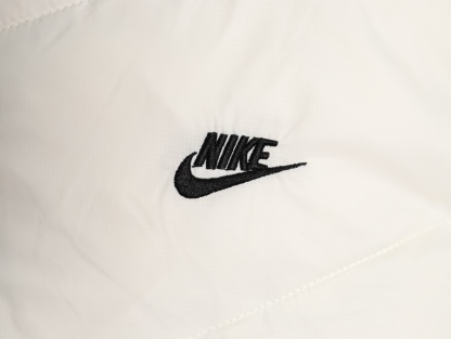 Nike/耐克Windrunner風行者2025經典款新款輕薄連帽羽絨服外套夾克
原版復刻 頂級品質  專櫃尺碼 零下十幾度無壓力 極地防寒防風防水防雪！超級蓬松度 休閒運動 街頭時尚潮流休閒運動連帽保暖短款羽絨服 鎖絨效果好 不拽絨 品質看得見 蓬松度爆表 能在衣物內形成大量空氣隔熱層 輕鬆抵御零下20°C的嚴寒 哪怕極寒天氣也能牢牢鎖住體溫 讓你在冰天雪地中也能溫暖如春 高含絨量帶來極致輕盈的穿著體驗 告別傳統羽絨服的臃腫感 活動自如 溫暖卻不笨重 
L SIZE:S-2XL