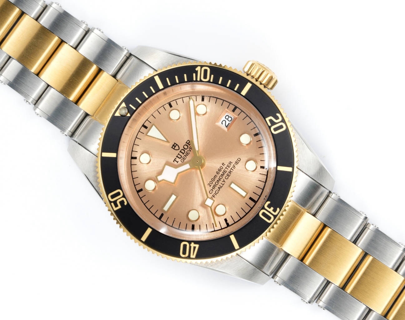 升級版帝舵 TUDOR   碧灣系列對於帝舵來說，無疑是一個龐大的產品線，在今年推出了一隻全新的單色碧灣，以絕對的實力被認為是勞力士無歷黑水鬼的平替！今年推出的這只全新單色碧灣，也迎來了碧灣第三次制表科技和煥新美學風格上的革新。
1.新款碧灣迎來新的改革，升級夜光珠，而正品同步凹入式，搭配的是圓拱形藍寶石表鏡，更顯復古感📸 
2.腕表採用不鏽鋼材質打造表殼，經過精細的磨光與磨砂處理，呈現出獨特的質感和光澤度。同勞力士水鬼一樣，表殼採用41毫米尺寸，也是沿襲了“原版”碧灣的直徑，既適合日常佩戴，