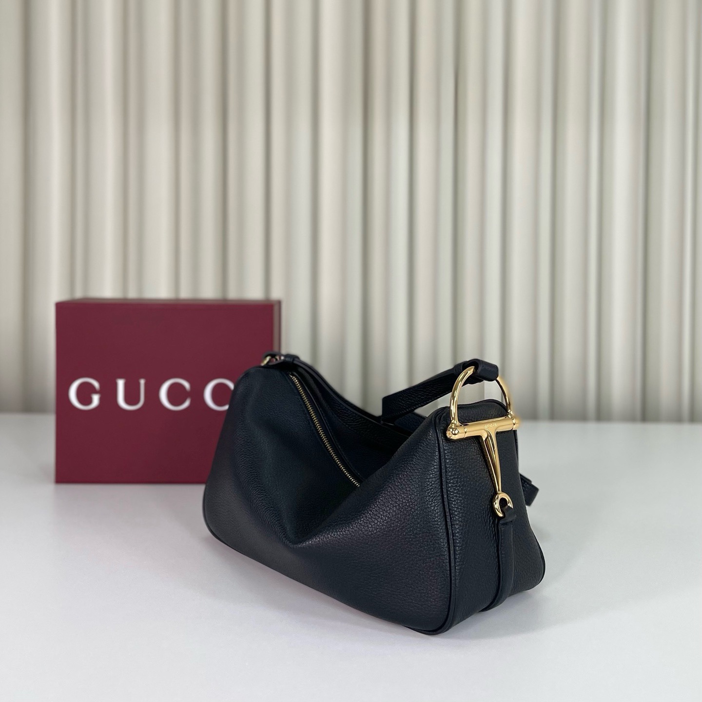 Gucci Half Horsebit系列中號肩背包，煥新呈現Gucci Half Horsebit系列，以現代風格煥新演繹品牌最具標誌性的元素之一。該系列巧妙融蘊休閒廓形與標誌性的半馬銜扣配件，這也是其名稱的由來。款號860787克皮，尺寸31.5X17X12
