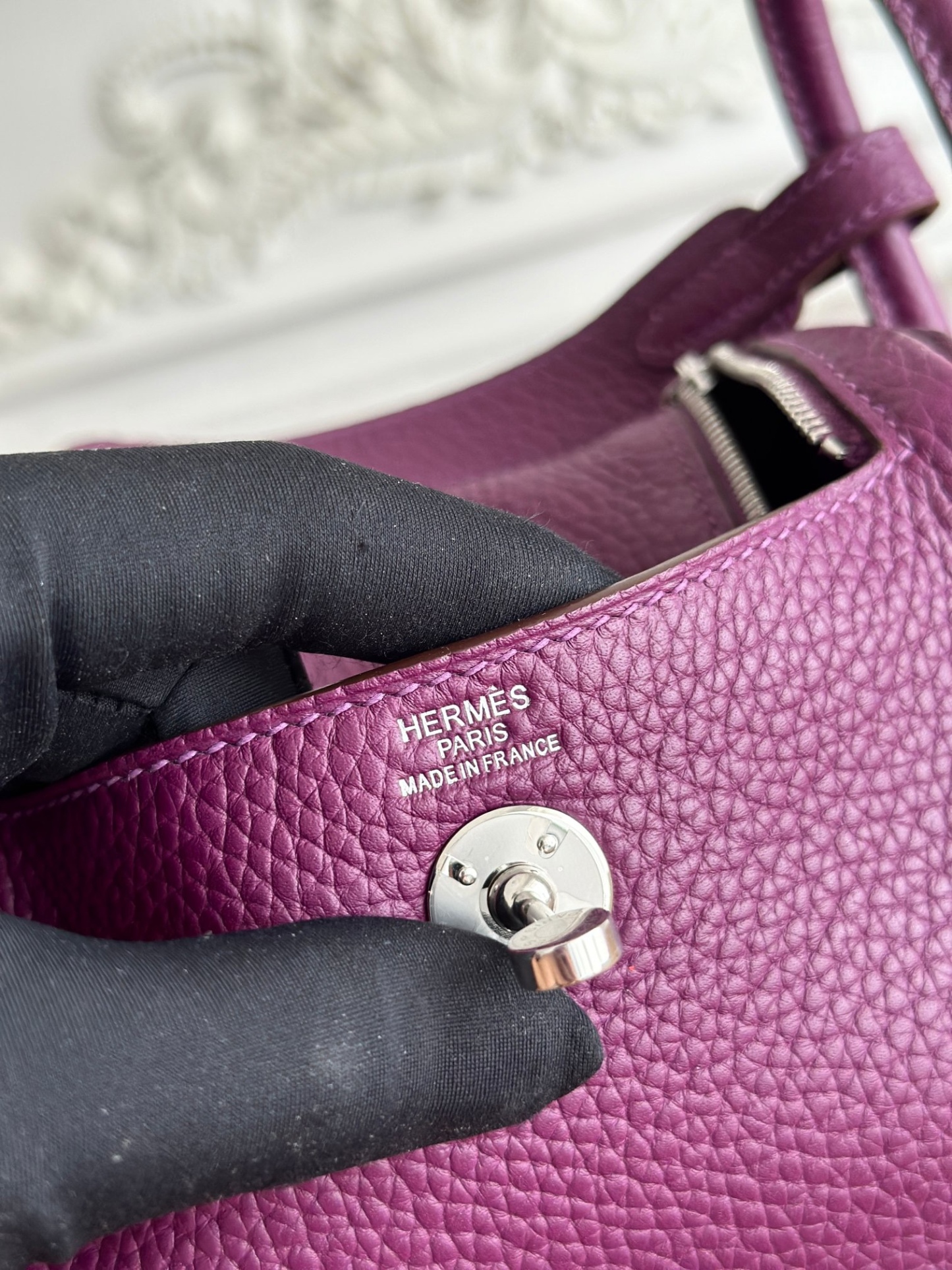 琳迪lindy 19cm	
Tc皮 蜜蠟線半手工縫製
lindy19保留了琳迪包所有細節的完整設計，側口袋、拉鍊等全部都是經典的設計√
這只小可愛暴擊了多少人的少女心