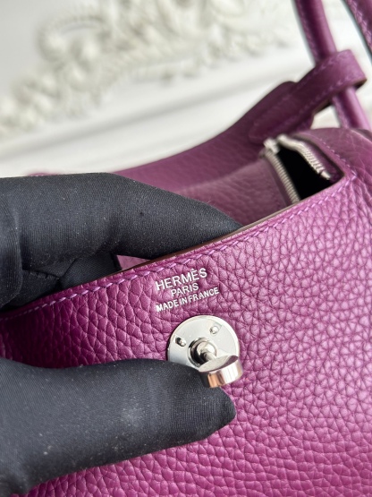 琳迪lindy 19cm	
Tc皮 蜜蠟線半手工縫製
lindy19保留了琳迪包所有細節的完整設計，側口袋、拉鍊等全部都是經典的設計√
這只小可愛暴擊了多少人的少女心