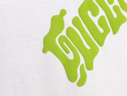 Gucci/古馳 25ss 綠色發泡印花短袖
GUCCI新款T恤採用重磅白色針織棉製成，通體檸檬綠Gucci刺繡倍添清新氣息。
A Size:S-XL