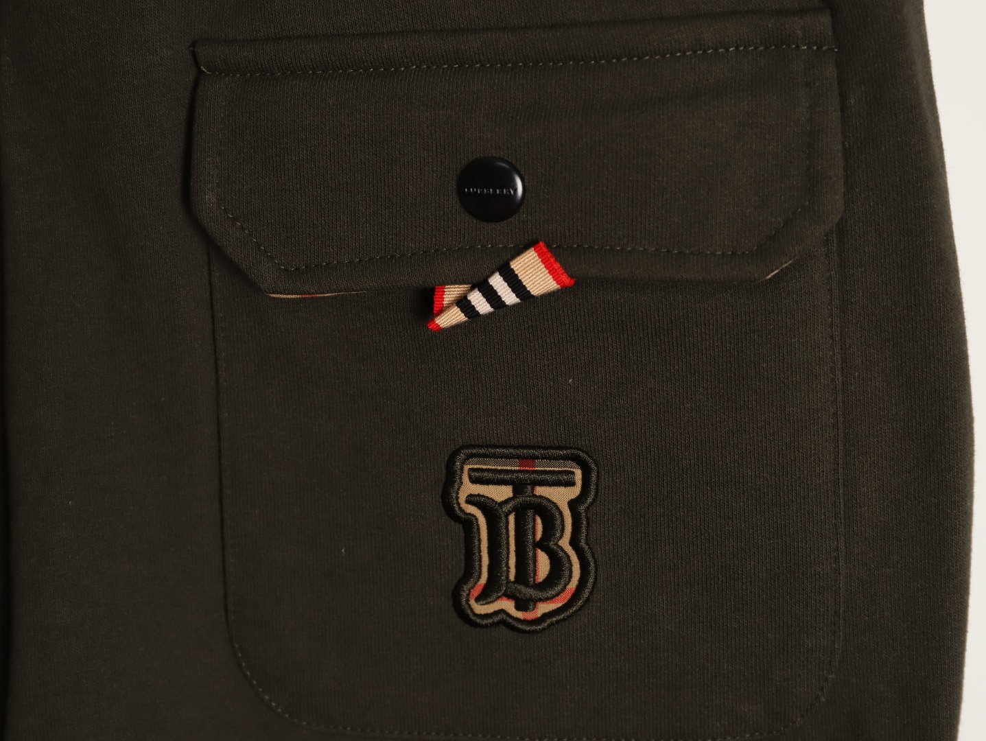 Burberry/巴寶莉 24Fw  TB格紋貼布立體刺繡棉質針織長褲  
面料採用400克洗水純棉毛圈棉質面料，訂染顏色後整蝕毛處理，對照原版做絲滑超柔處理，
布面肌理股線清晰明顯，垂感一級棒，做工精緻都到達外貿出口標準，
刺繡工藝採用百靈達刺繡機器，使刺繡顏色更加飽滿，繡花更加立體，
透氣舒適度高，細節無可挑剔，手感細膩柔軟！上身版型超贊！
顏色：黑色  軍綠
M1 size：S-XL
