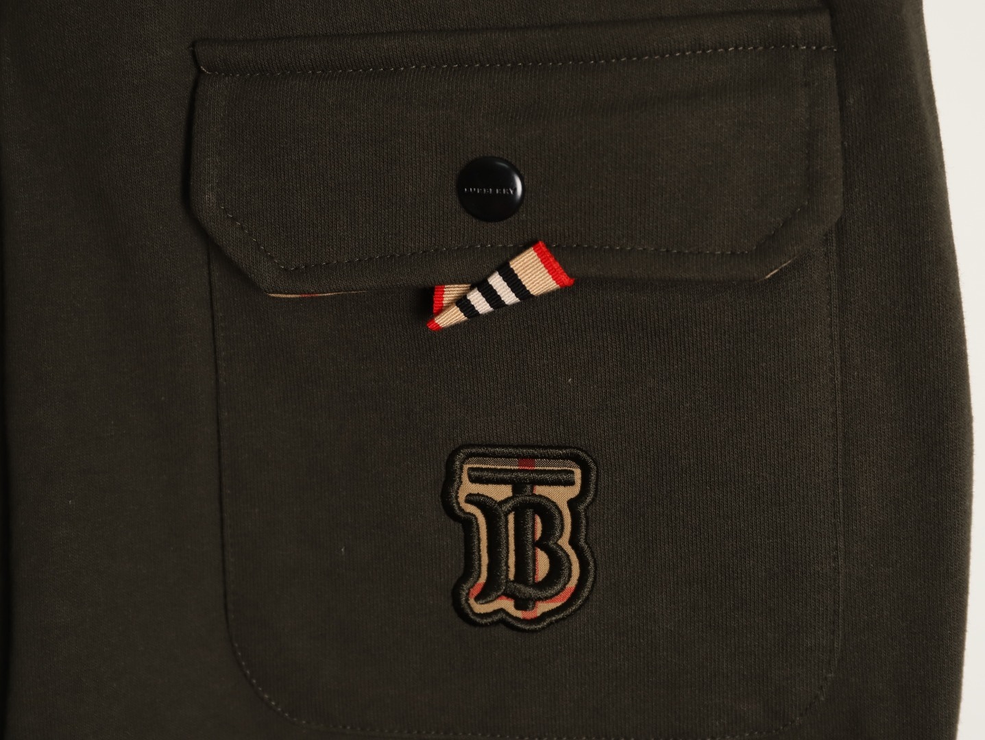 Burberry/巴寶莉 24Fw  TB格紋貼布立體刺繡棉質針織長褲  
面料採用400克洗水純棉毛圈棉質面料，訂染顏色後整蝕毛處理，對照原版做絲滑超柔處理，
布面肌理股線清晰明顯，垂感一級棒，做工精緻都到達外貿出口標準，
刺繡工藝採用百靈達刺繡機器，使刺繡顏色更加飽滿，繡花更加立體，
透氣舒適度高，細節無可挑剔，手感細膩柔軟！上身版型超贊！
顏色：黑色  軍綠
M1 size：S-XL
