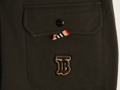 Burberry/巴寶莉 24Fw  TB格紋貼布立體刺繡棉質針織長褲  
面料採用400克洗水純棉毛圈棉質面料，訂染顏色後整蝕毛處理，對照原版做絲滑超柔處理，
布面肌理股線清晰明顯，垂感一級棒，做工精緻都到達外貿出口標準，
刺繡工藝採用百靈達刺繡機器，使刺繡顏色更加飽滿，繡花更加立體，
透氣舒適度高，細節無可挑剔，手感細膩柔軟！上身版型超贊！
顏色：黑色  軍綠
M1 size：S-XL
