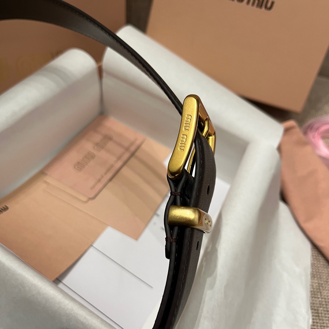 MiuMiu 今年大爆款上新‼️‼️
這就是野性與可愛結合的反差美！
關但寬度粗 腰頭大 有一種野性與可愛結合的反差美～
炎名系上有甜酷甜酷的氛圍感喔#
寬度 ：3.5cm