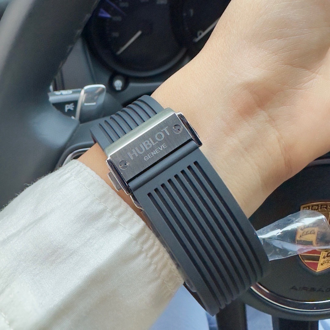 恆寶 Hublot精品男士腕表，勁爆鏤空設計，技藝精湛，獨具匠心，尊貴大氣，紳士風範。採用全自動機械機芯，頂級316精鋼表殼，天然橡膠錶帶，礦物質超強鏡面，尺寸43*13
