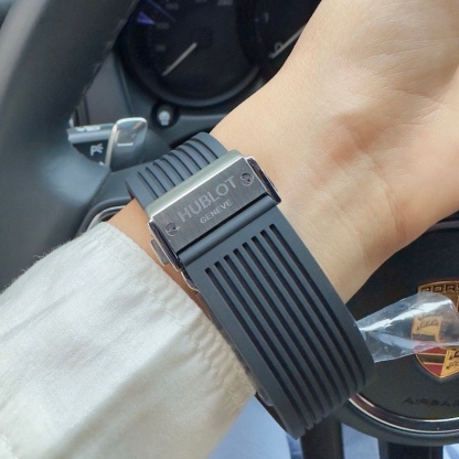 恆寶 Hublot精品男士腕表，勁爆鏤空設計，技藝精湛，獨具匠心，尊貴大氣，紳士風範。採用全自動機械機芯，頂級316精鋼表殼，天然橡膠錶帶，礦物質超強鏡面，尺寸43*13