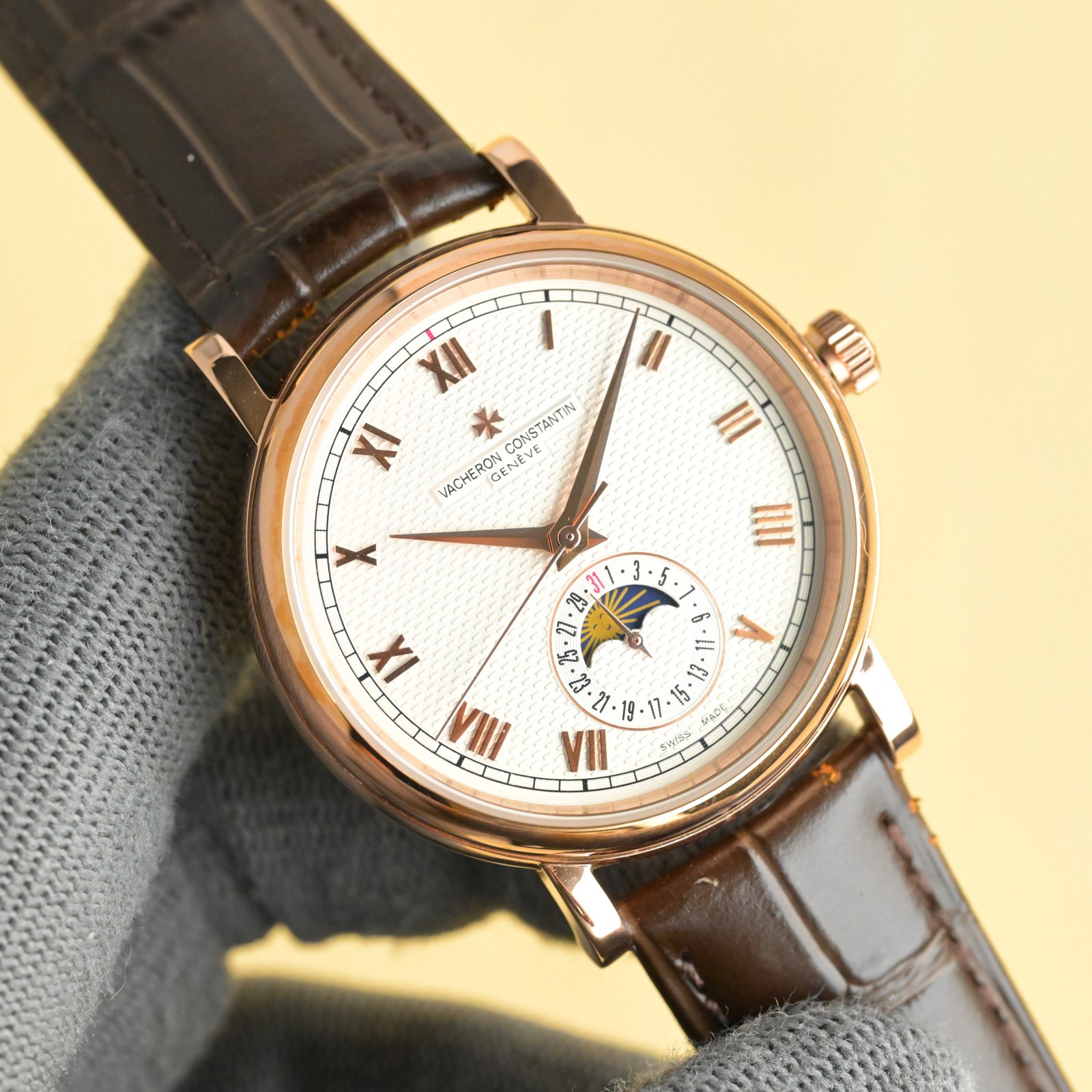 
江詩丹頓【VACHERON CONSTANTIN】傳襲系列男士腕表！全新複雜日月星辰多功能腕表，超強夜光。搭載原裝進口2824-2自動上鏈機械機芯，匯集月份顯示，日月相顯示等功能於一身，堪稱完美，秉承瑞士制表工藝，全鋼鍍納米鉑金表技術，PVD爐內電鍍工藝，法國藍寶石防刮鏡面，進口意大利小牛皮搭配原裝扣，打造出頂級完美產品，尺寸:40*10mm