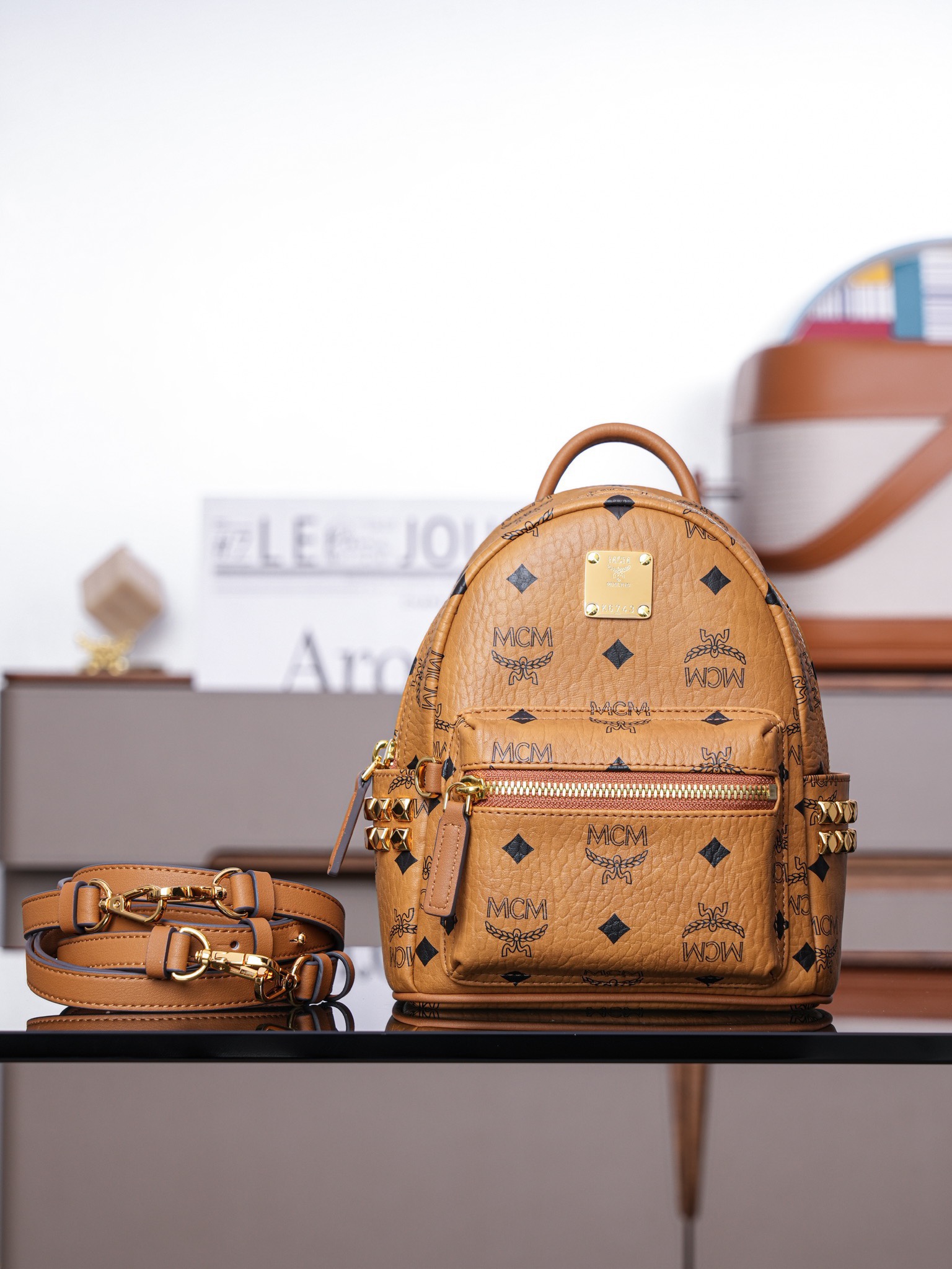 𝙈𝘾𝙈 𝙎𝙩𝙖𝙧𝙠 𝘽𝙚𝙗𝙚 𝘽𝙤𝙤 𝙓-𝙈𝙞𝙣𝙞
超迷你干邑色#双肩包

·CP独家出品｜干邑色
这款迷你Stark Visetos双肩背包饰有铆钉细节。
经典Stark双肩背包由经典Visetos制成，饰以豪华的Nappa皮革饰边及前卫感十足的铆钉细节。

型号：MMK6SVE92CO001
尺寸：21*10*17.5cm
肩带：32.5-124cm/可调节
颜色：干邑色/Cognac🟫