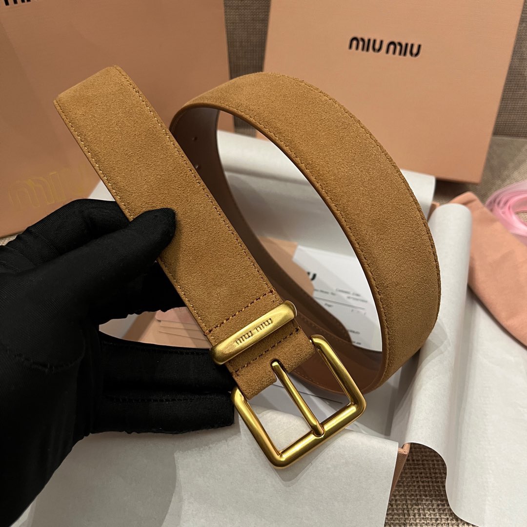 
  MiuMiu 今年大爆款上新‼️‼️
皮質絨面 冬天超適合絨絨的
這就是野性與可愛結合的反差美！
關但寬度粗 腰頭大 有一種野性與可愛結合的反差美～
炎名系上有甜酷甜酷的氛圍感喔#
寬度 ：3.5cm