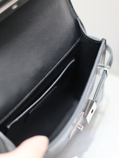 Manhattan mini_腋下/斜挎包
曼哈頓的經典造型，給人一種氣場很大的感覺！全包採用原廠牛皮精心製作，翻蓋中央的金屬搭扣是曼哈頓系列的標誌性元素，包內有一卡袋，無其他多餘隔層，所以自重超級輕！可以肩背 斜挎及腋下背法。整體風格幹練又率性，是超級簡約耐看又大方的款式！
型號：727766
尺寸：19×14×4cm