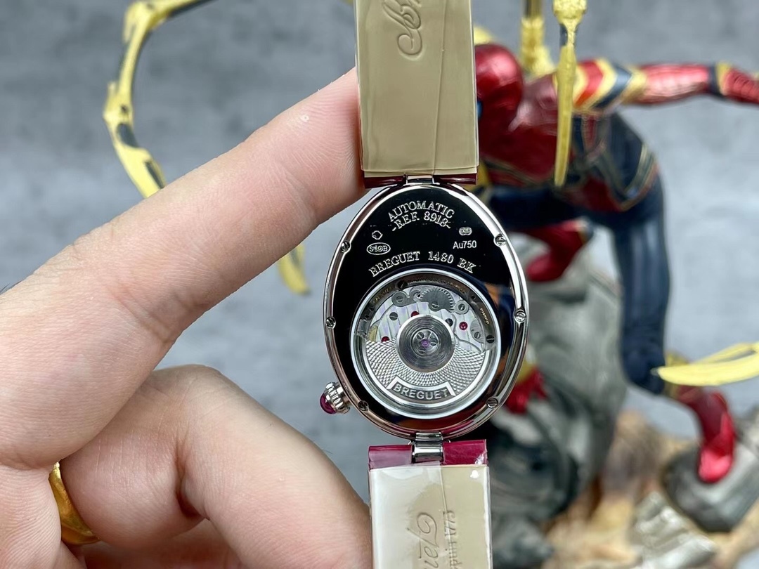 [玫瑰][玫瑰]最強 升級版 頂級 復刻女款 寶璣那不勒斯皇后系列，
【表殼】腕表尺寸分別為中號36.5x28.5毫米 
鵝卵形表殼高雅大氣，表殼外緣飾有錢幣紋。表圈和表殼周圍鑲嵌共117顆施華洛水晶（約0.99克拉）。表冠處鑲有一顆梨形晶石（約0.26克拉）
【精彩細節】
1.與原裝吻合，在表殼背部均打有貴金屬標識，效果清晰工整，彰顯腕表檔次。2.穹面玻璃，從側面看不僅有魚眼效果，還能折射鑽石帶來的璀璨光芒，更顯腕表高貴血統。
3.為了達到原裝K金質量的手感，調試了表殼內部結構的配重，做到重量與原版如出