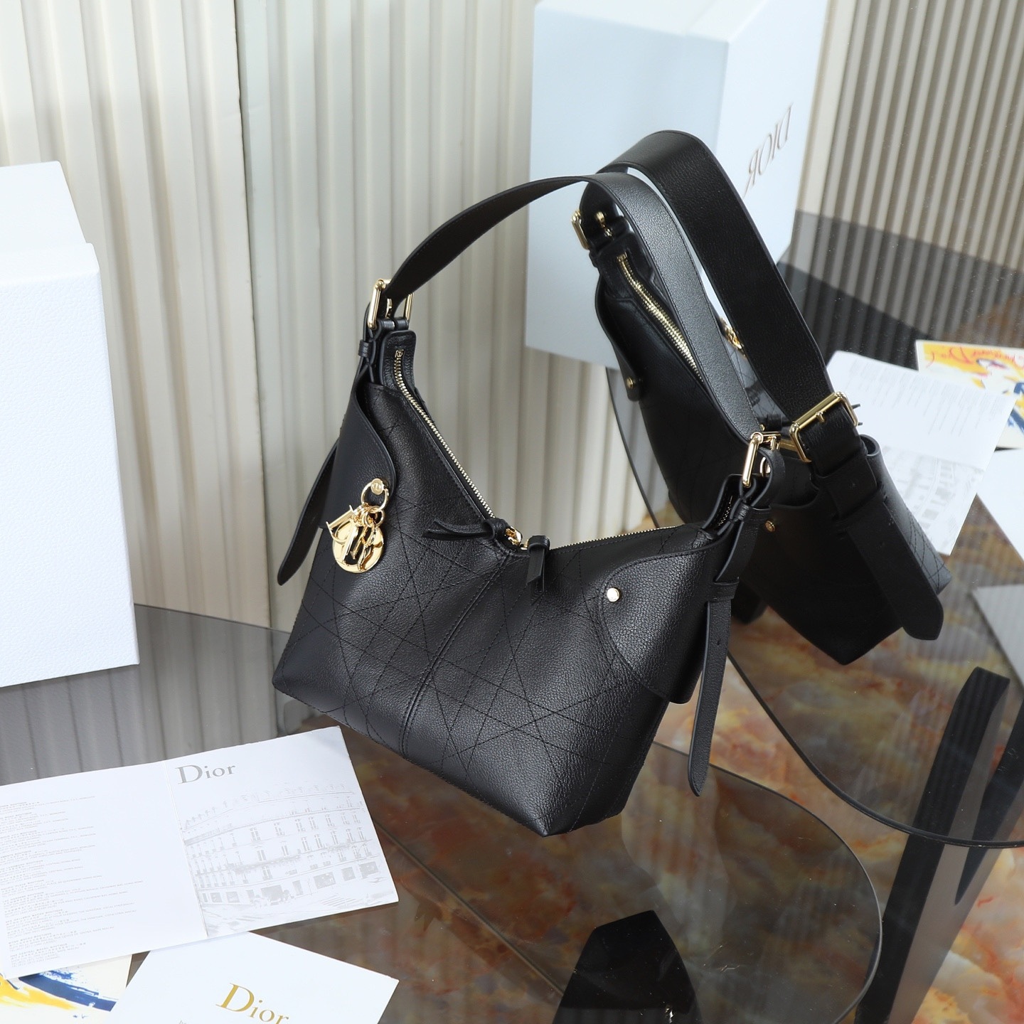 原廠皮 小號粒面牛皮 黑色 

Voyage秋冬系列油蠟皮
又是一個王炸級別，直接擊中心巴上
自帶鬆弛感，包形柔軟又隨意
復古的油蠟牛皮，經典藤紋格，雙拉鍊設計
整體高級又時髦，精緻感滿滿的字母吊墜
細節非常到位，超大的容量，自用超輕便
時髦精們都懂這款的含金量

型號：2845

size:22*9.5*15cm