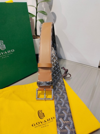 
Goyard(戈雅)腰帶源於法國奢侈品牌，設計風格簡約低調，腰帶身有標誌性帆布搭配進口頭層牛皮，腰帶扣採用簡約精品鋼扣，延續品牌的低調奢華，帶身寬度3.8CM，適用商務休閒日常佩戴。