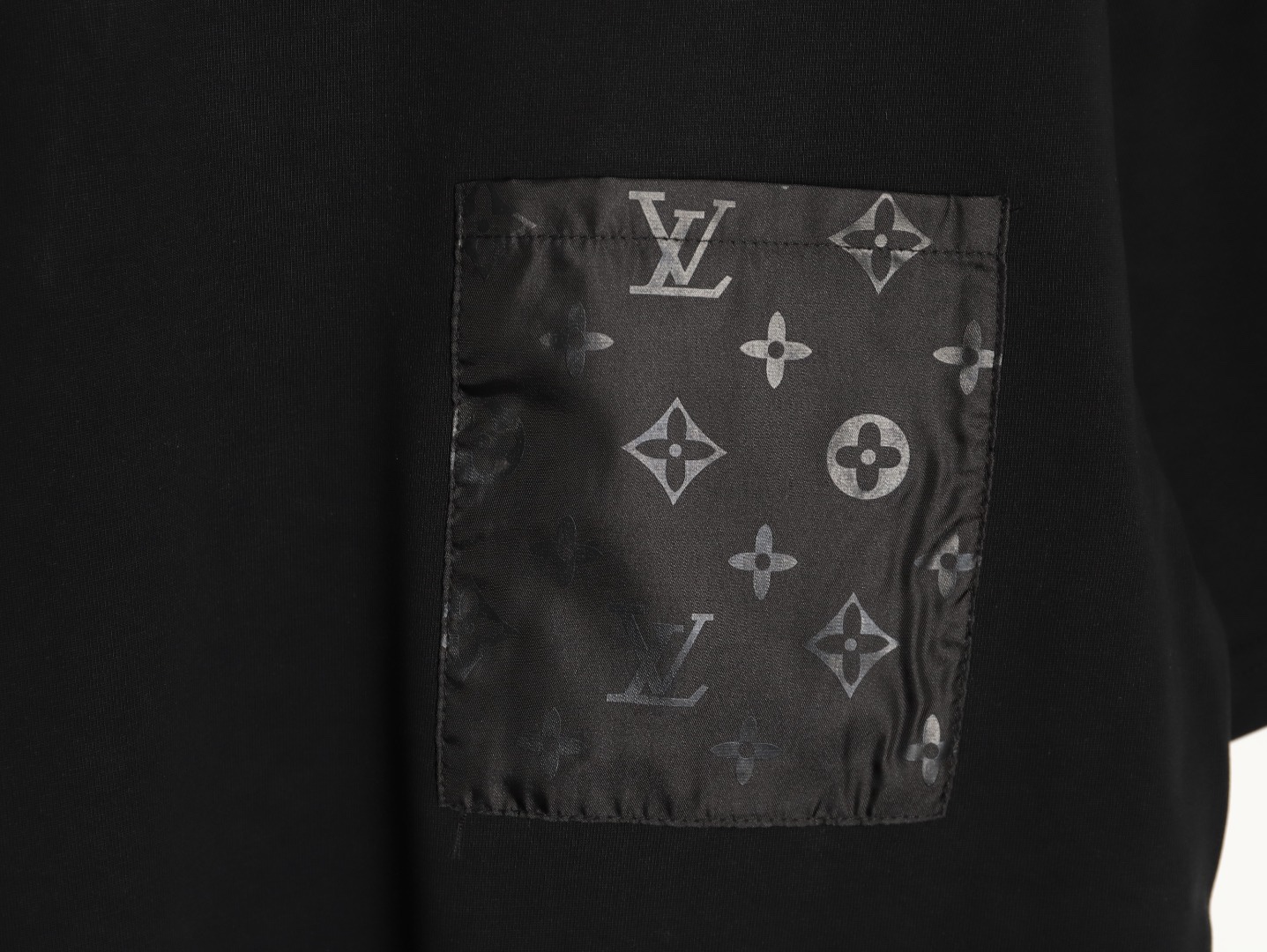 LOUIS VUITTON/路易威登LV  暗紋老花口袋短袖T恤  
面料採用300克重雙紗面料，定制32支1*1螺紋，成衣兩遍水洗處，面料舒適親膚無異感，定制定染面料， 紡織密度高，垂感佳，不易變形，厚織感加上緊密紡紗工藝，不會影響面料的透氣性，成色的飽和度很高，進口數碼直噴印花工藝，百搭好看的一款短袖，寬松版型遮肉顯瘦不挑人
M1 Size: XS-L