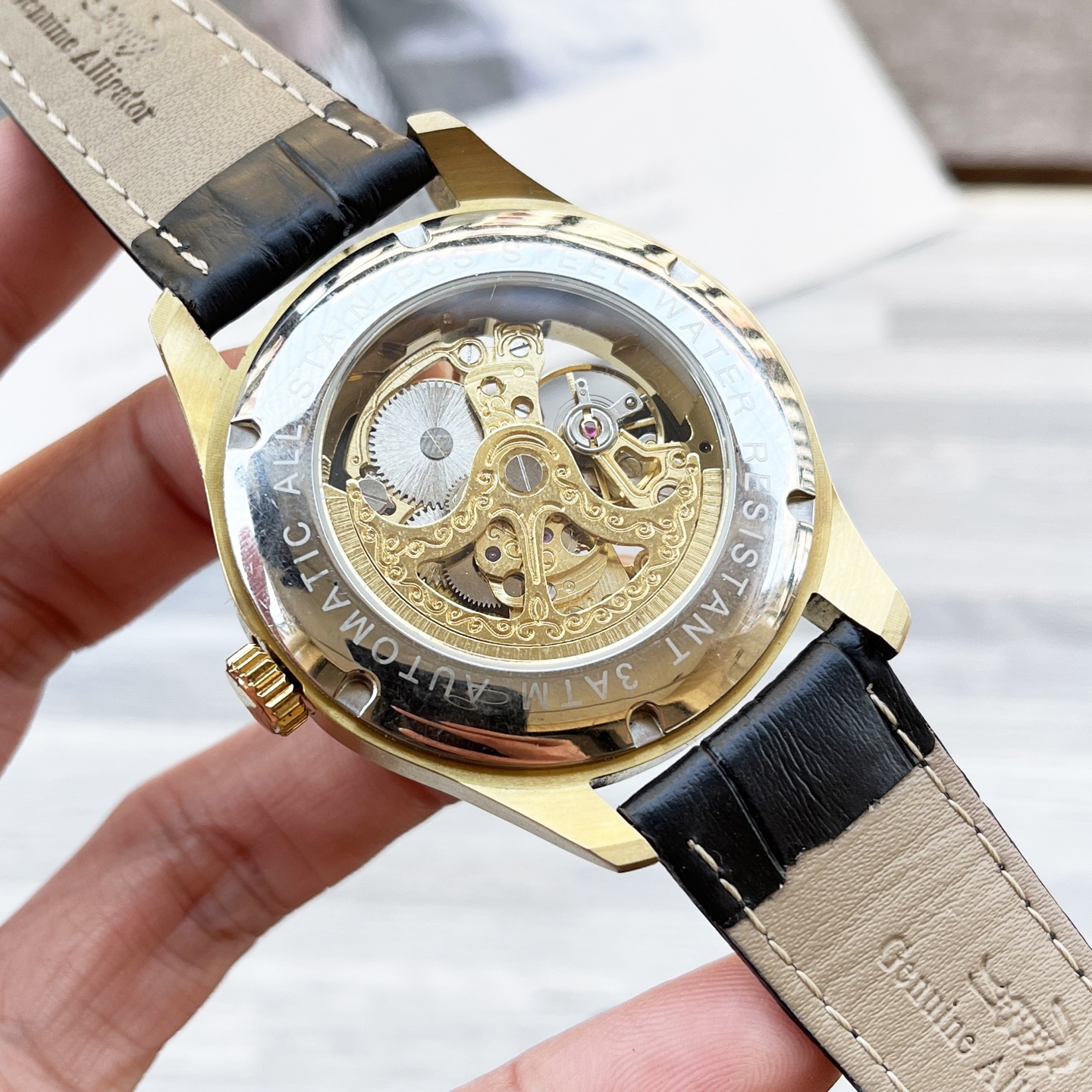 
複雜時計 奢華大氣🔥
經典新品 震撼上市🎈
【最新】：卡地亞大飛輪設計
【類型】：精品男士腕表
【錶帶】：真牛皮錶帶
【機芯】：高端全自動機械機芯
【鏡面】：礦物質強化玻璃（更高清）
品味高雅 浩瀚大氣 匠心獨運 腕間瑰寶
尺寸：直徑42mm厚12.5mm熱賣上市！歡迎轉載！