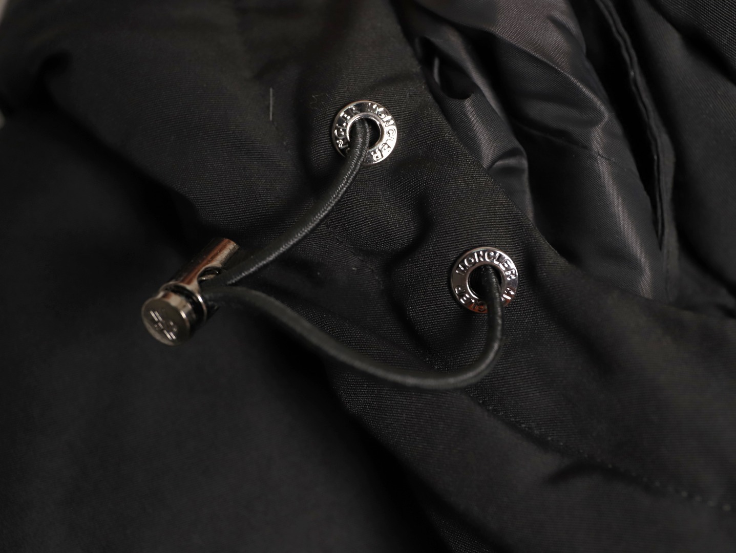 Moncler/蒙口 Gamme Rouge雙口袋連帽羽絨服
Moncler Gamme Rouge男士羽絨服，酒紅色超
有質感，尼龍面料防潑水，90絨填充保暖力滿分
。連帽設計＋金屬按扣，細節控必入！兩個翻蓋
口袋超實用，寬松版型，隨便搭配都很時髦，冬季
出街或戶外都很適合～
A Size:1-5