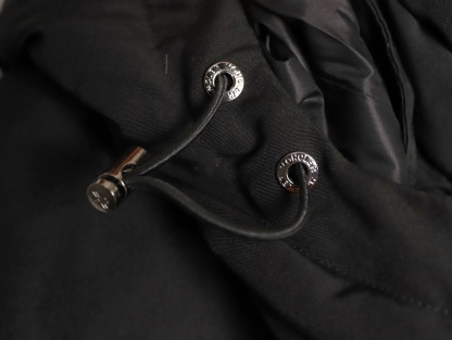 Moncler/蒙口 Gamme Rouge雙口袋連帽羽絨服
Moncler Gamme Rouge男士羽絨服，酒紅色超
有質感，尼龍面料防潑水，90絨填充保暖力滿分
。連帽設計＋金屬按扣，細節控必入！兩個翻蓋
口袋超實用，寬松版型，隨便搭配都很時髦，冬季
出街或戶外都很適合～
A Size:1-5