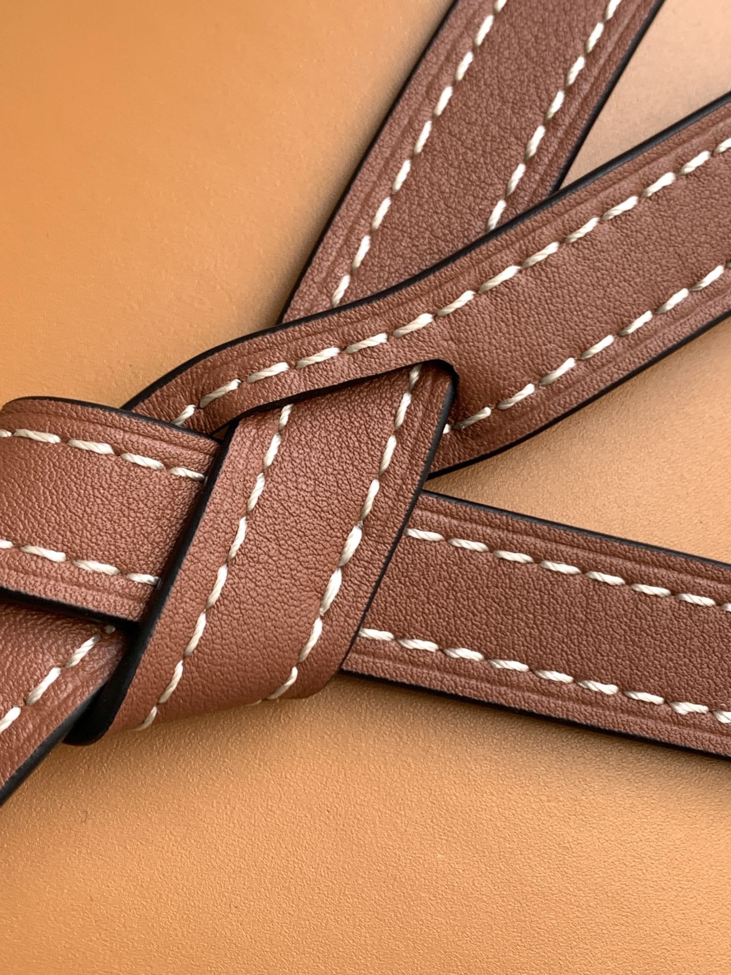 L⊚℮w℮🌟 🔥全新小號Gate到貨👏
羅家新版馬鞍包👍包身採用柔軟牛皮革精制而成💋可拆卸肩帶*單肩、斜挎、腰包、胸口懸掛💋性感垂墜皮革條和蝴蝶結前束*帶品牌精緻logo 的子彈頭式黃銅插鞘*小牛皮包身、內部是麂皮、兩個隔層，一個卡袋！磁扣吸合設計，細膩平面牛皮搭配內里磨砂皮💋
size:20*19*11.5 cm  型號：011820
配全套包裝