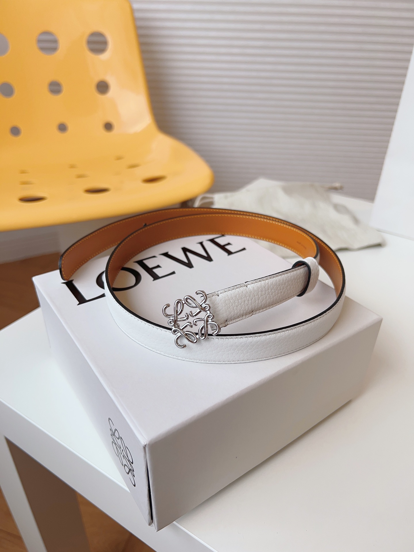 
Loewe 羅意威 經典粒面小牛皮，極簡風格的搭配，腰帶早已不是勒緊褲腰的工具，而是提升衣品，畫龍點睛的飾品；此款腰帶易搭配服飾。皮帶寬度：2.0cm