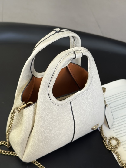 Coach新款首發🔥Lana19 mini號
尺寸：19✖️17cm
精緻小巧，簡約時尚
可手拎，可斜挎 ☑️小號 奶白色
尺寸：19✖️17cm