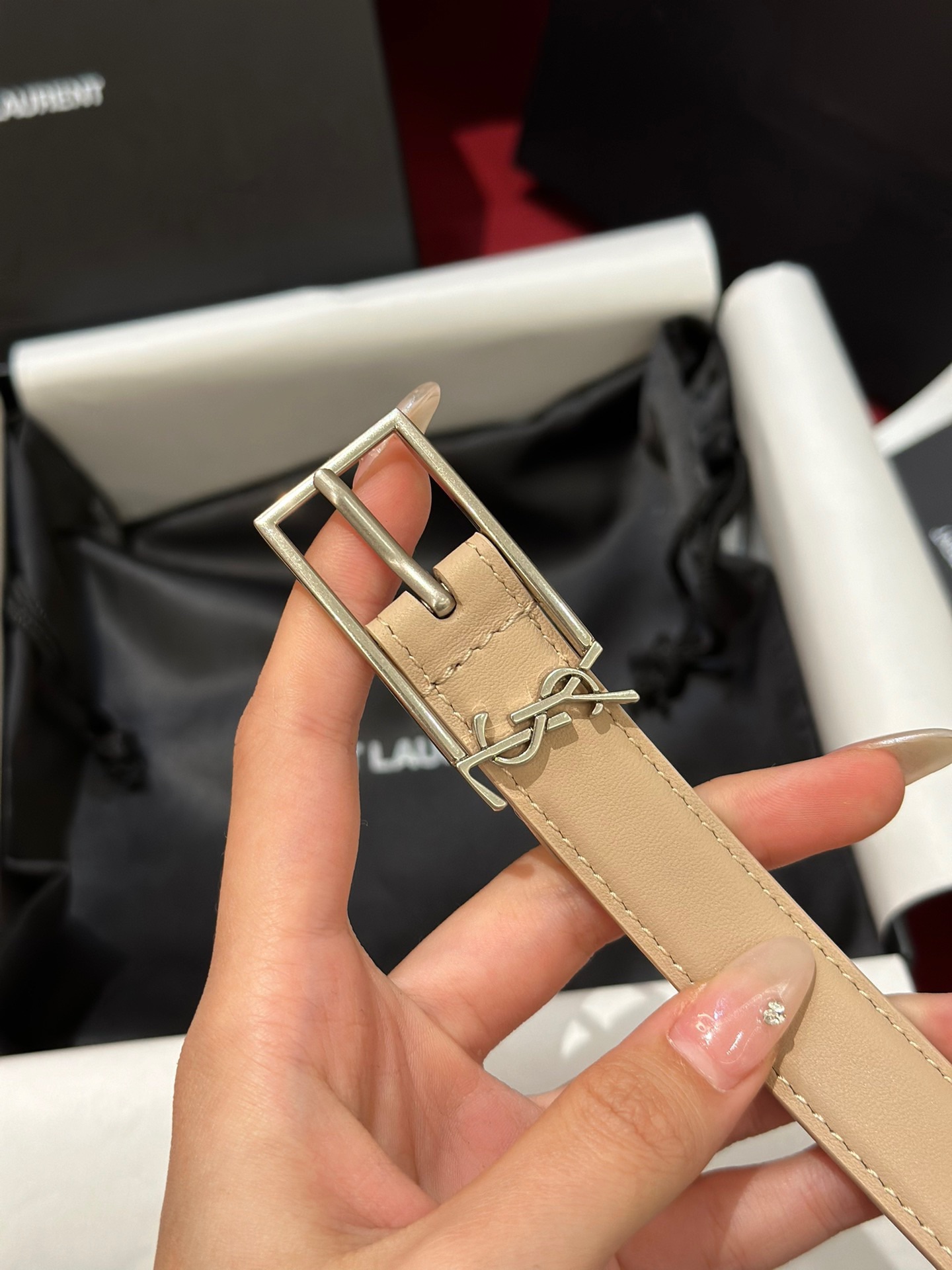新款聖羅蘭 YSL
這款女款腰帶復古精工金屬扣將復古風與現代時尚相融合，呈現的恰到好處，時尚標配青睞有加，每針每一線都非常精緻，雙面頂級牛皮材質，搭配頂級黃銅針扣寬度2.0