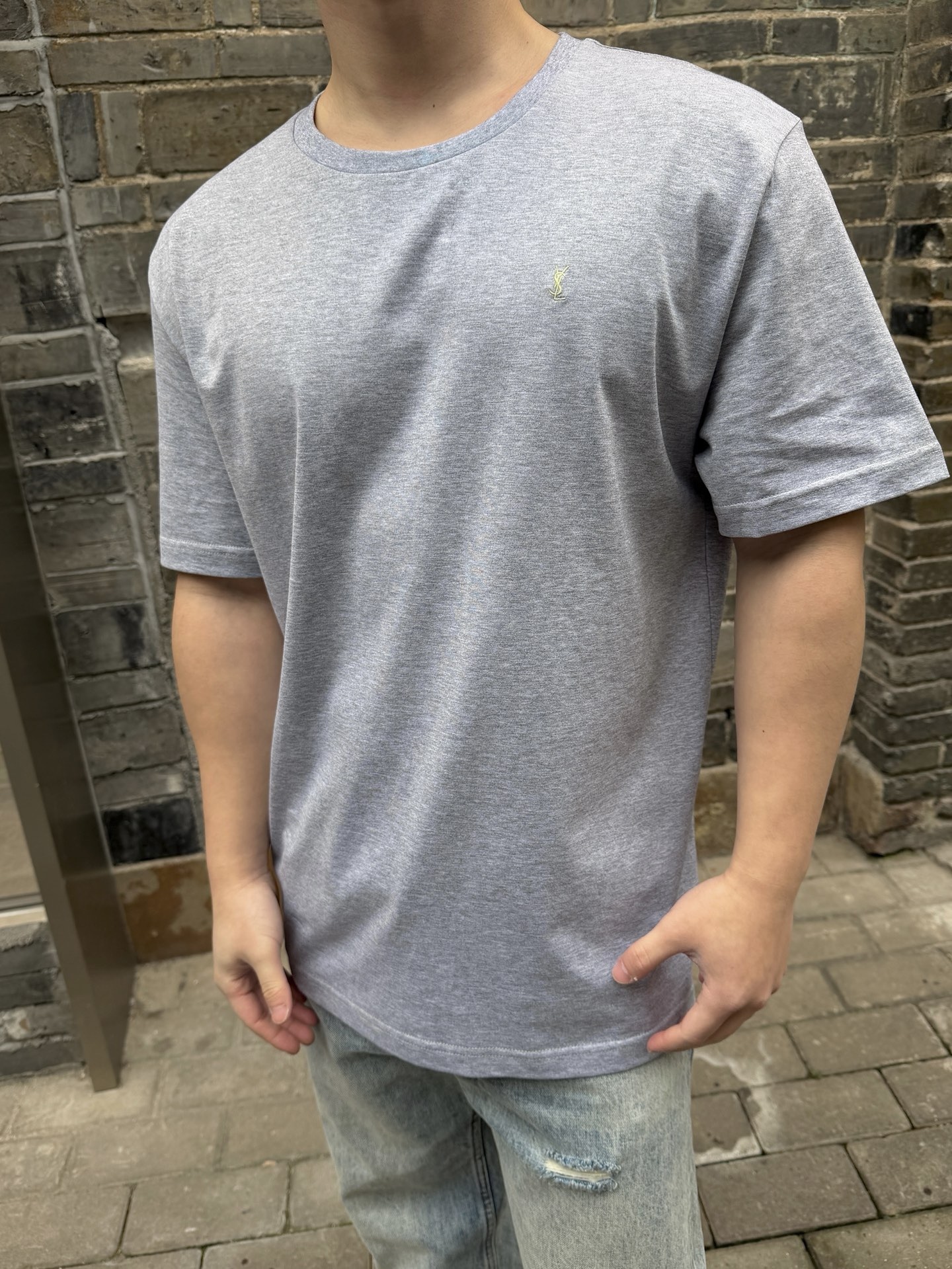 🔝SAINT LAURENT聖羅蘭SLP 小標純色徽標短袖T恤
正品購入開發，50支雙股精品賽爾棉170克，1*1拉架羅紋280克，進口刺繡，面料酵洗，定制1：1商標，寬松版型
B Size：S-XL