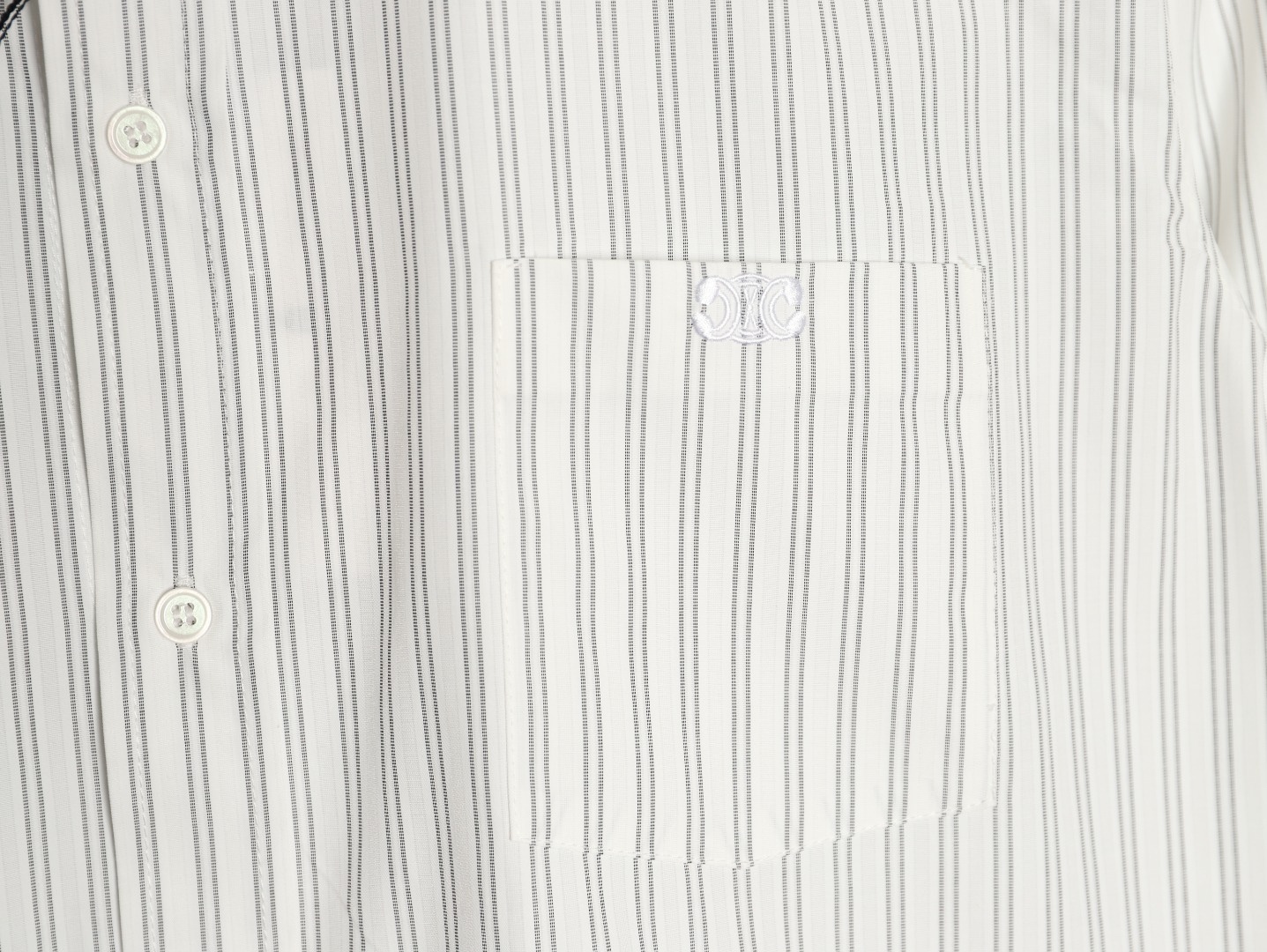 🔝CELINE賽琳CE 凱旋門竪條紋刺繡長袖襯衫
採用100%天然棉花纖維，無任何化纖混紡，從源頭確保面料的純淨度。棉纖維內部的中空結構形成天然“空氣通道”，使面料具備優異的透氣性。空氣可自由流通於纖維間隙，快速排出體表濕氣與熱量，即使長時間穿著也能保持乾爽，避免悶熱黏膩感。同時吸濕性遠超合成纖維。當人體出汗時，面料能迅速吸收汗液並擴散至表面，通過空氣流動加速蒸發，實現“吸濕-釋放”的動態平衡，保持肌膚乾爽舒適。
繡花機以棉線勾勒標誌，針腳細密均勻，確保線條流暢清晰，形成飽滿的立體肌理。刺繡