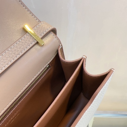 B家最新版型立挺的「TB 專屬標識鎖扣包」，選用意大利鞣制粒紋皮革打造，搭配緝明線設計，鎖扣裝飾 TB專屬標識，可肩背、斜背或打造手拿包造型。
21 x 6 x 16cm❤️型號3311