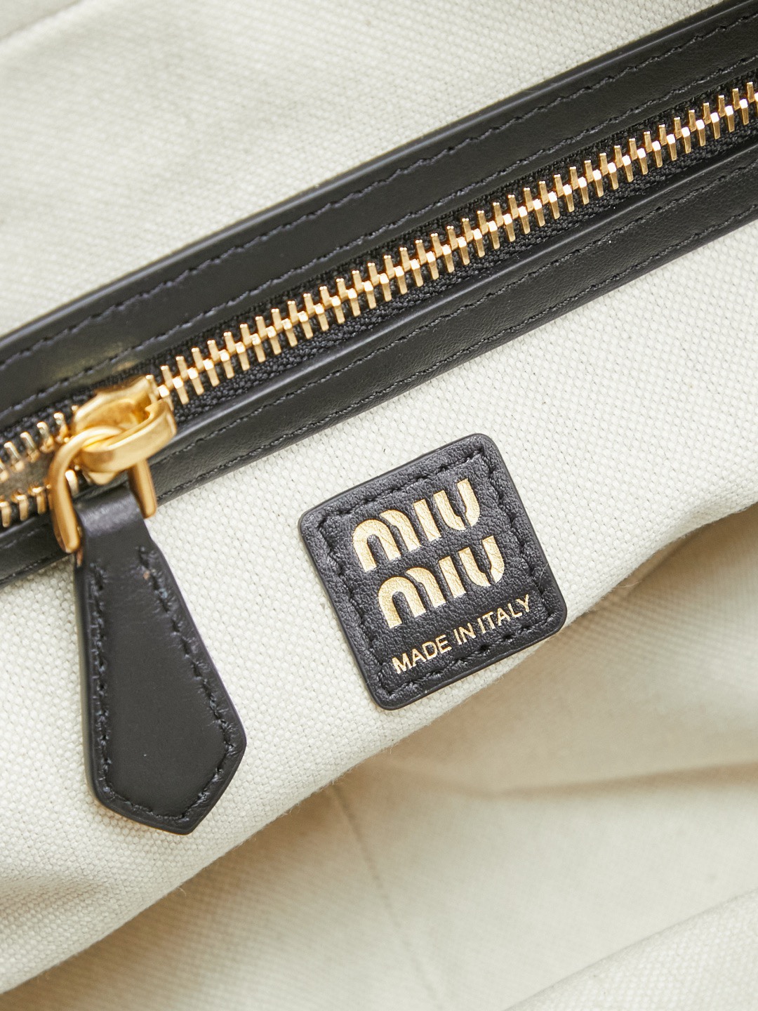 Miu新品特色款式中古机车包，超重工制做，精致柔软做旧擦色小羊皮，呈现百搭复古风格，多口袋元素与精美的五金配件彰显质感与实用性，延续 miu不拘一格，大胆创新，慵懒不鞍却又自然洒脱的风格，个性鲜明，能驾驭各种风格，上班通勤外出旅游都是绝佳选择，容量相当可光
尺寸：32X19 X14 cm