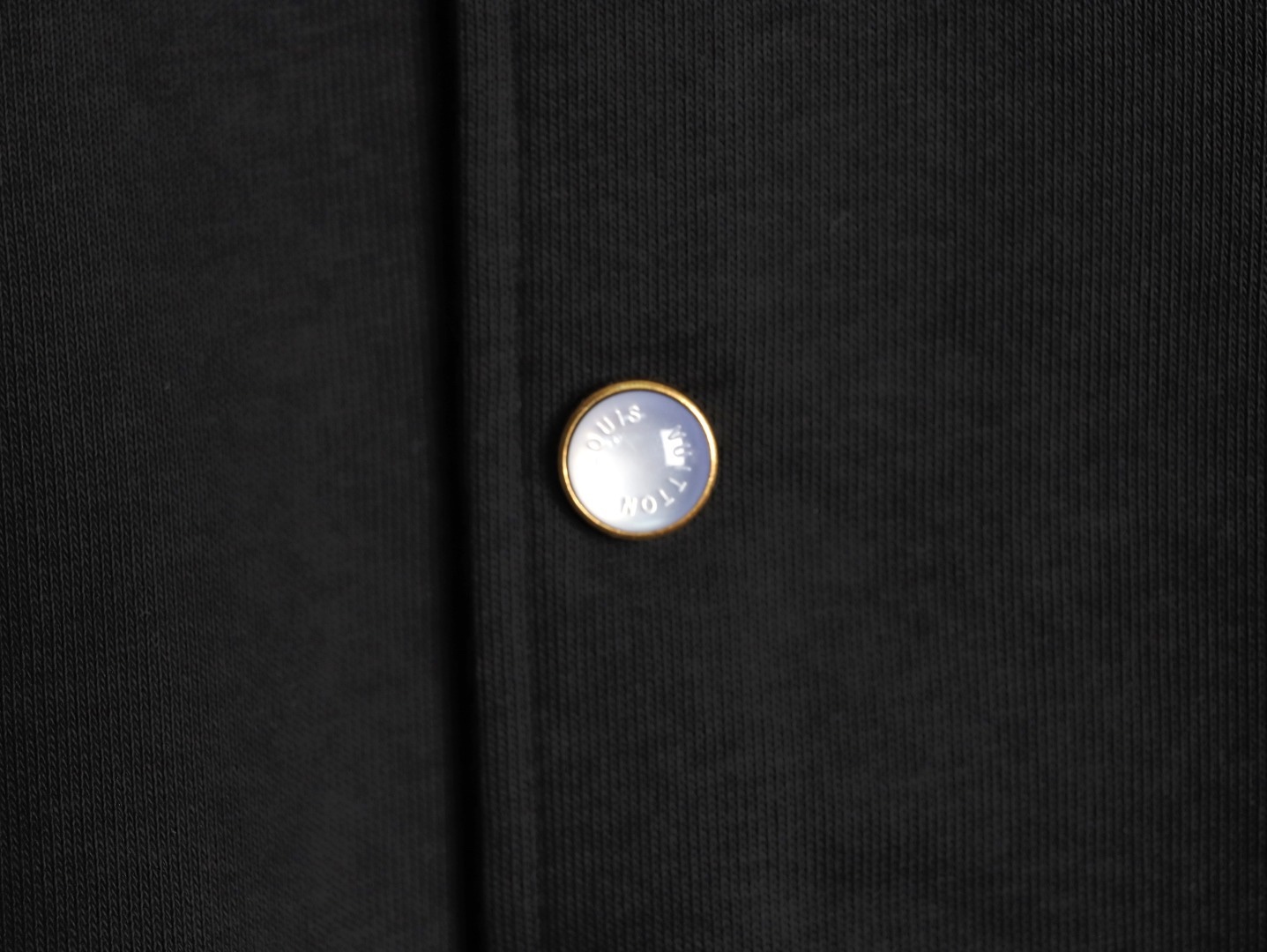 🔝LOUIS VUITTON LV 黑白拼皮棒球服夾克外套
原版22000購入開發，圓啊阿姨布料採用加厚550g賽爾棉潮牌衛衣料，進口精梳棉雙股珠地面料，彩色漸變螺紋，進口機精密刺繡，多重面料復合，原版定制輔料。定做珍珠紐扣，寬松版型，男女同款
B Size：S-L