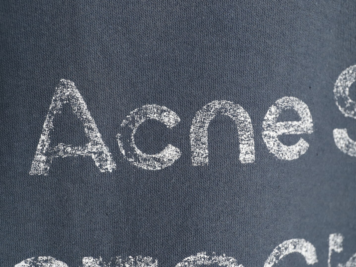 🔝Acne Studios 26SS 1996字母印花短袖T恤
面料是定制定染的32支220g原版雙紗棉，胚布經過高盂環保染色，裁大貨前還要進行高溫環縮水，降低縮水率的同時使得手感更柔軟舒適，印花方面必須五層膠漿，第一遍必須為進口打底漿，填平布料上極為細小的線洞，再由高溫床烤乾再劇頗色，採用油墨因熱平網印花，一共刷五層，每一層間隔為時間為30分鐘，才能保證出來的成品保持原版的質感，全套開發輔料
尺碼：S-XL