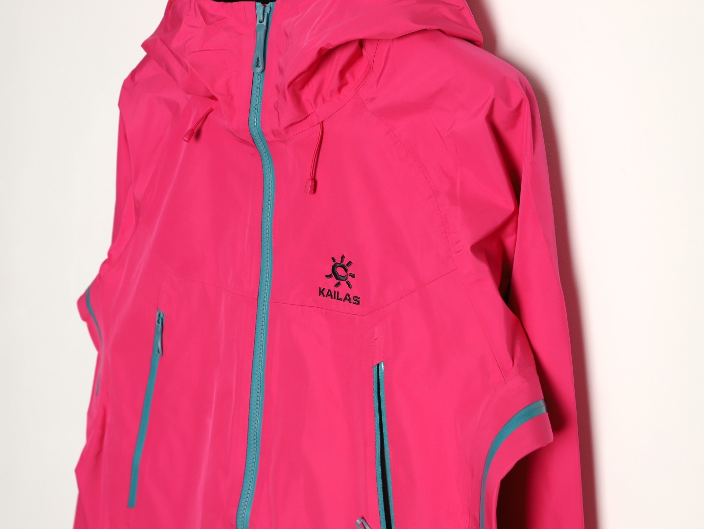 🔝Kailas 凱樂石· MONT X- LT  輕量化衝鋒衣外套

戶外與日常的理想之選，為你帶來極致體驗：

• 超輕量設計：M碼僅重284g，全衣重量減輕54%，極致輕量，穿上宛如無物，長時間徒步、攀爬毫無負擔。收納後體積小巧，如同一瓶礦泉水大小，輕鬆塞於背包一角，不佔空間。

• 卓越面料性能：採用40D GORE - TEX 3L面料，防水指數高達20,000mmH₂O以上，能抵御暴雨侵襲，在雨中行走也可保持身體乾爽。防風性能出色，可有效阻擋狂風。透氣指數達10,000g/m²/2